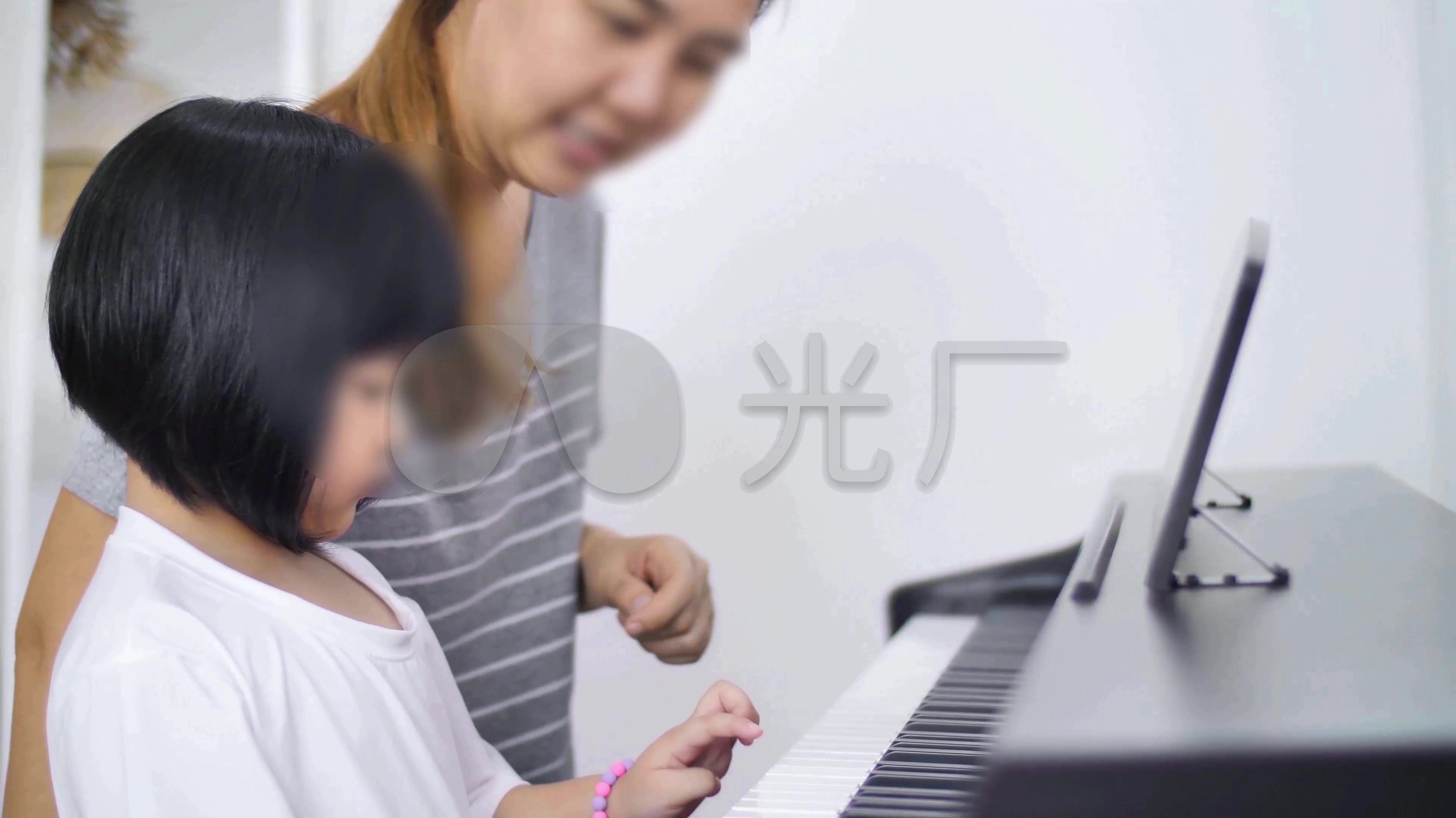 妈妈教宝贝弹钢琴小女孩弹琴按琴键_6下载(编号:3446123)_实拍视频_vj