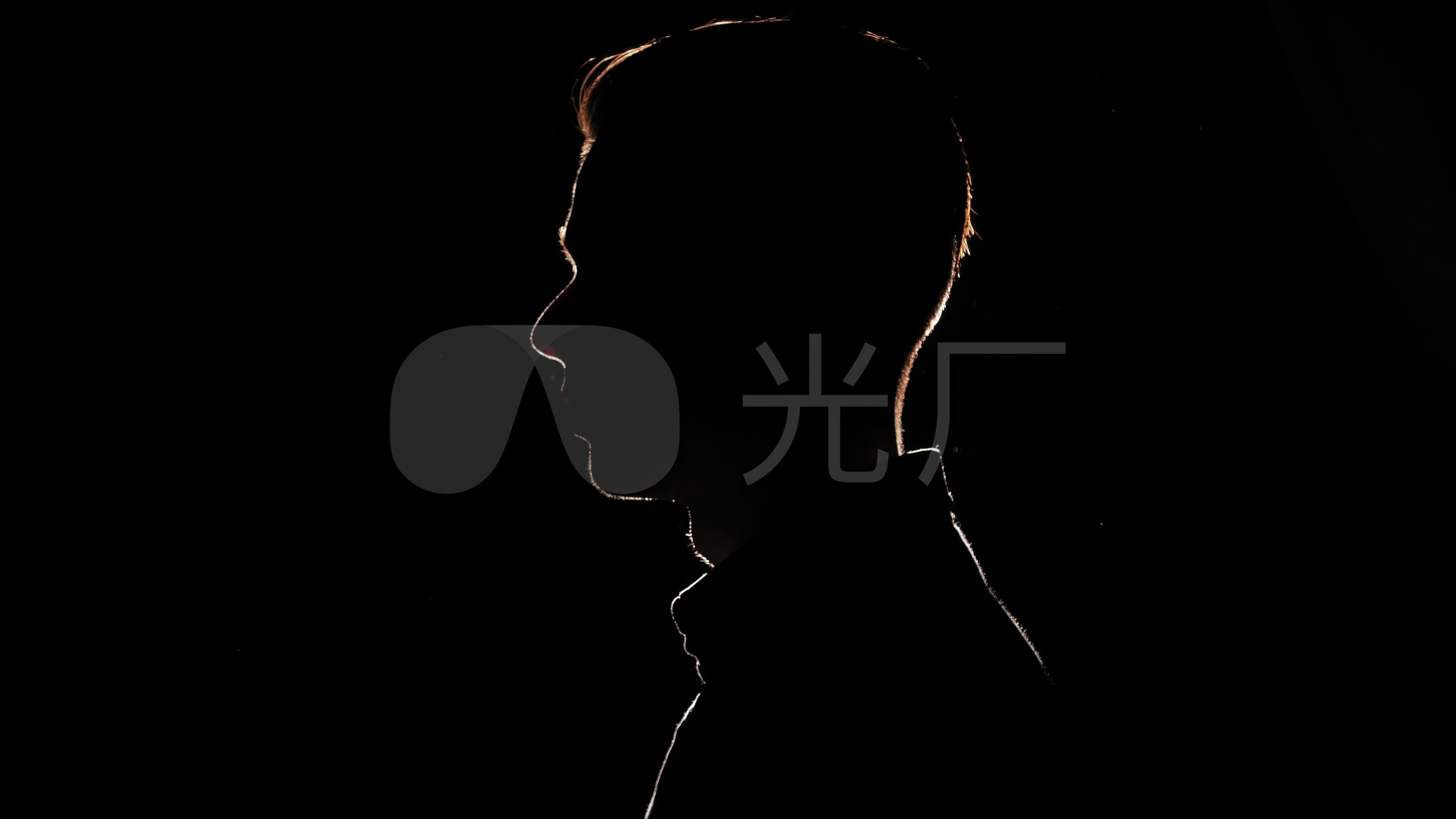 男人黑暗中的剪影