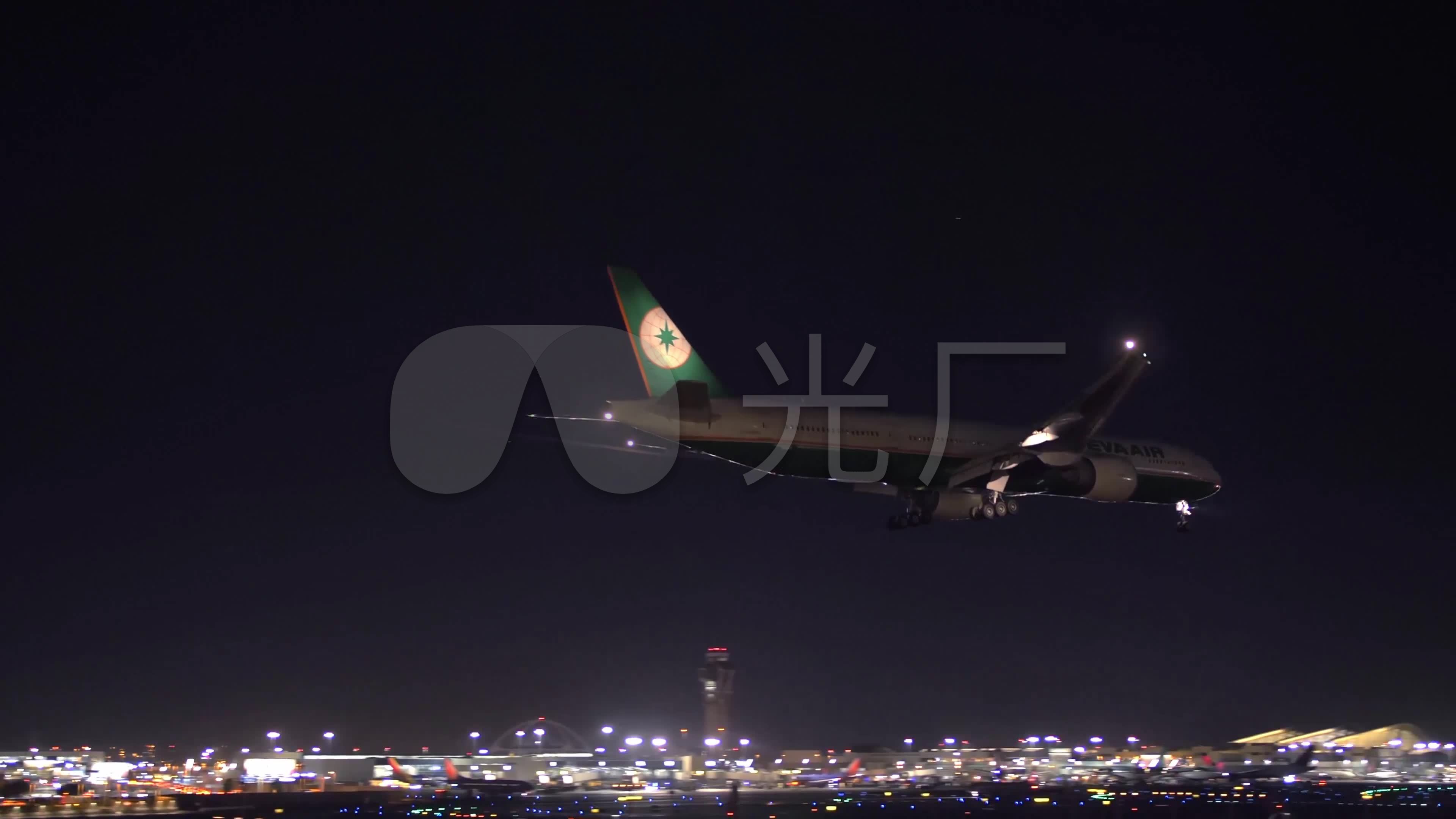 4k夜晚飞机大型客机降落机场特写镜头_6下载(编号:)