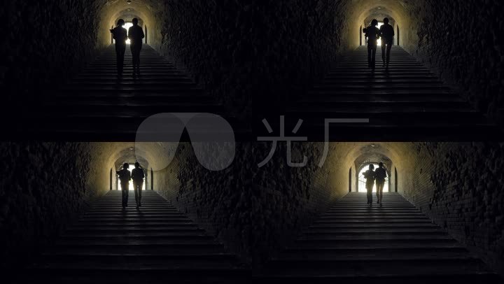 两个人在黑暗隧道中行走