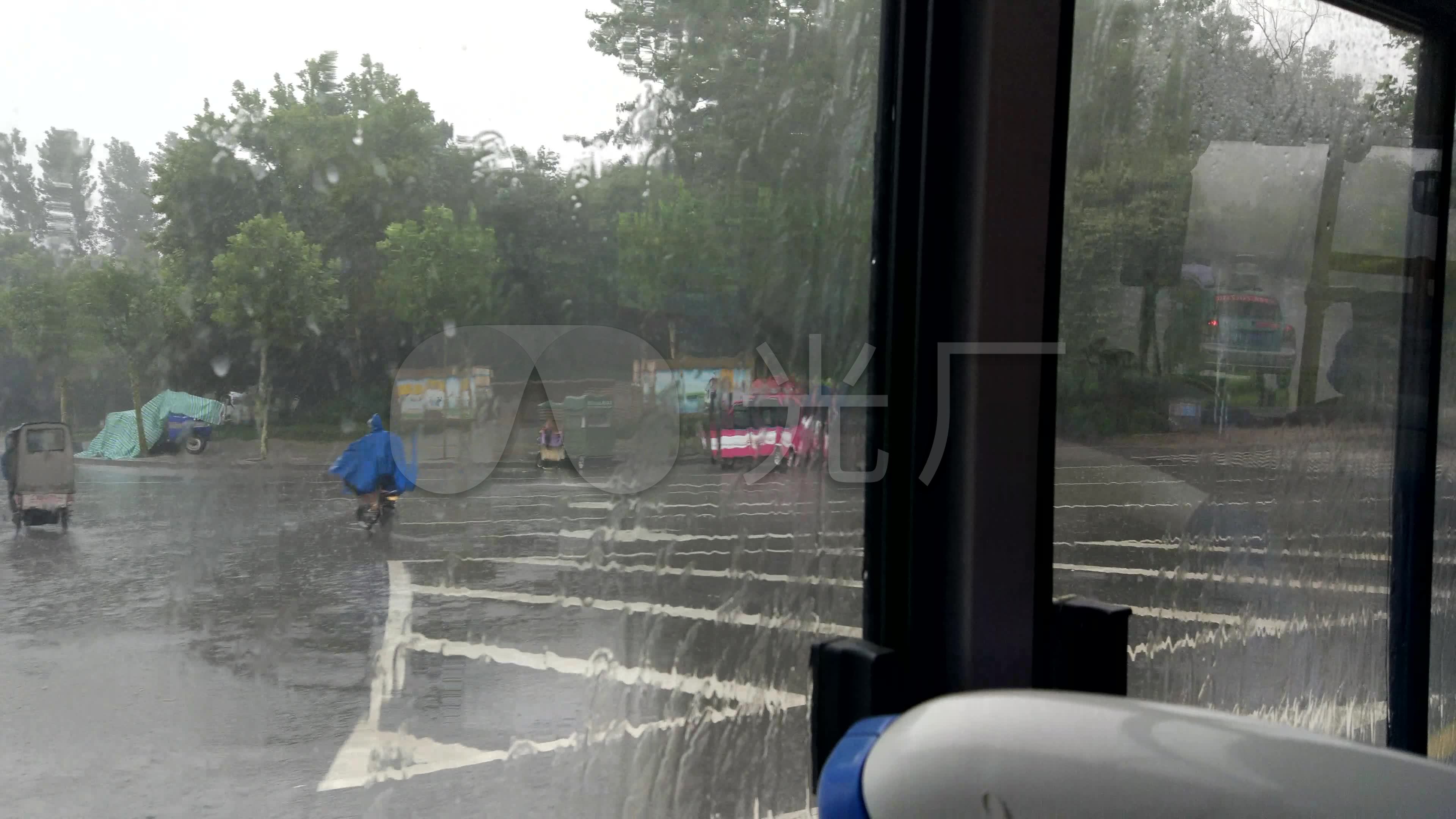 公交车窗外的下雨天实拍