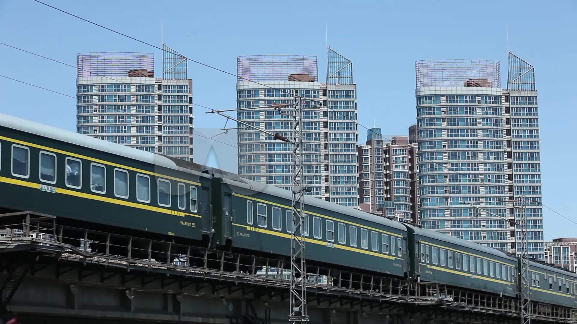 穿过北京副中心通州的和谐号绿皮火车货车_1920x1080_高清视频素材