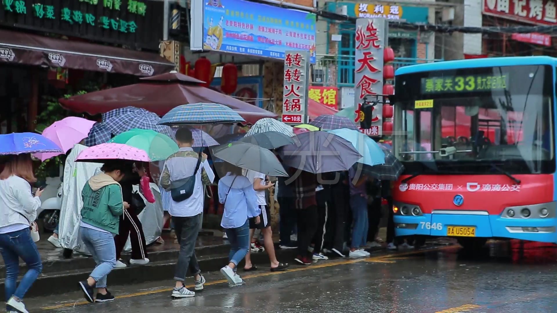 下雨拥堵忙碌的街道上班族打伞挤公交_视频素材包下载