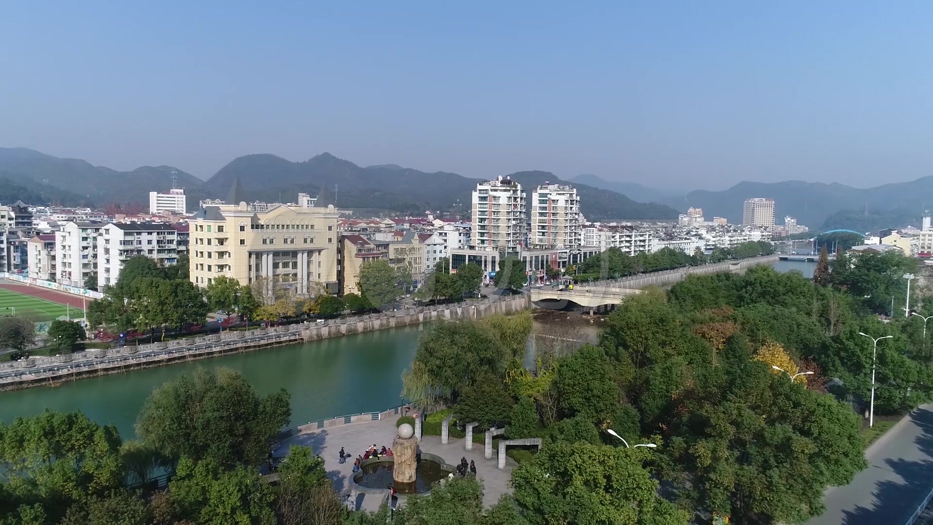 航拍丽水云和县城景观浮云大桥_1920x1080_高清视频素材下载(编号