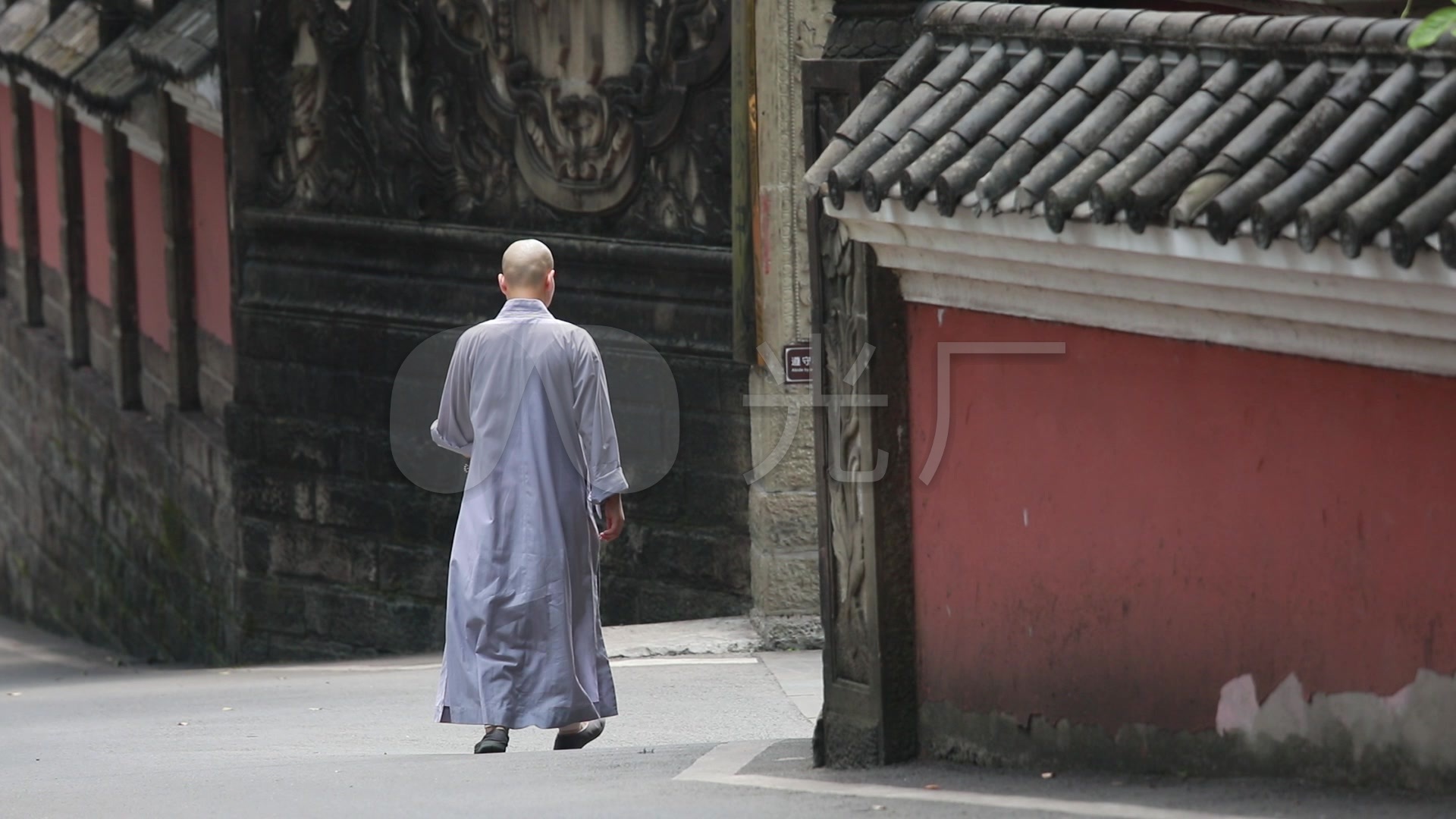 深山古寺僧人背影,可商用