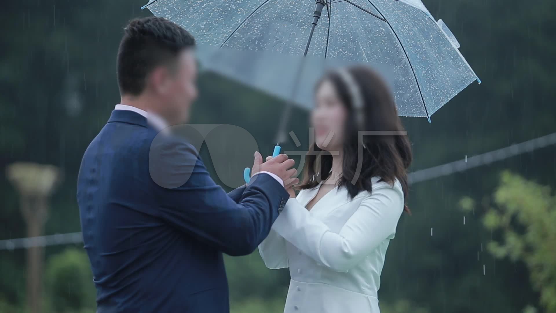 (唯美浪漫)情侣雨中伞下幸福拥吻_视频素材包下载(:)