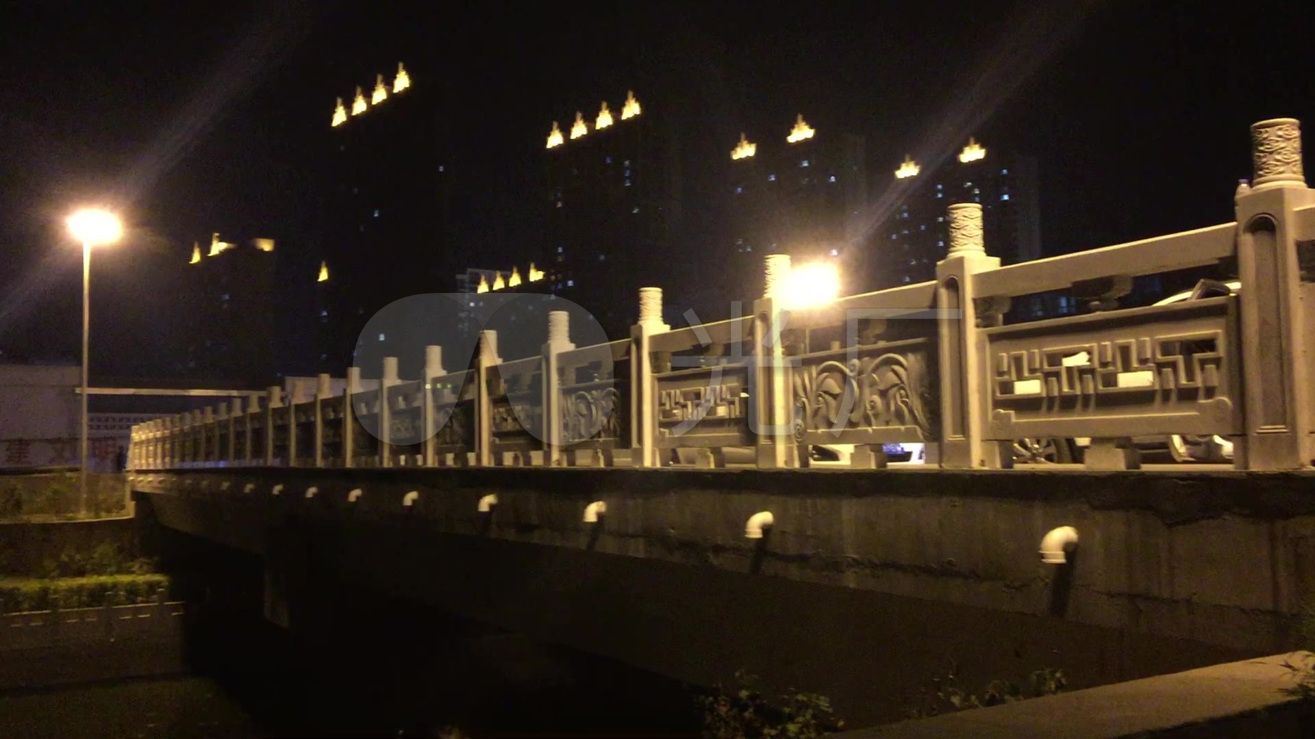 实拍夜晚大桥护栏路灯灯光光线_1920x1080_高清视频素材下载(编号