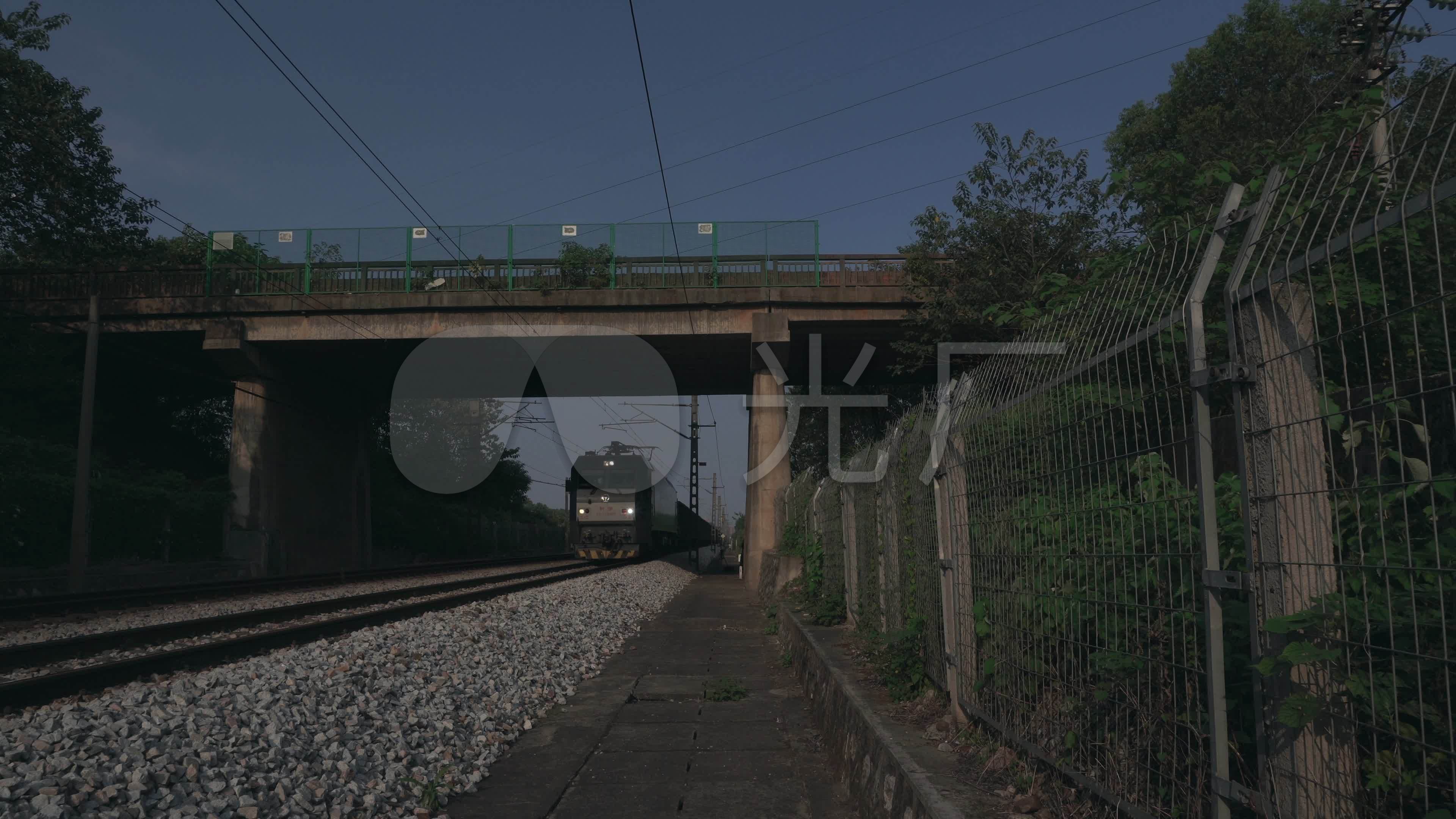 火车穿过桥洞4k_3840x2160_高清视频素材下载(编号:3872578)_实拍视频