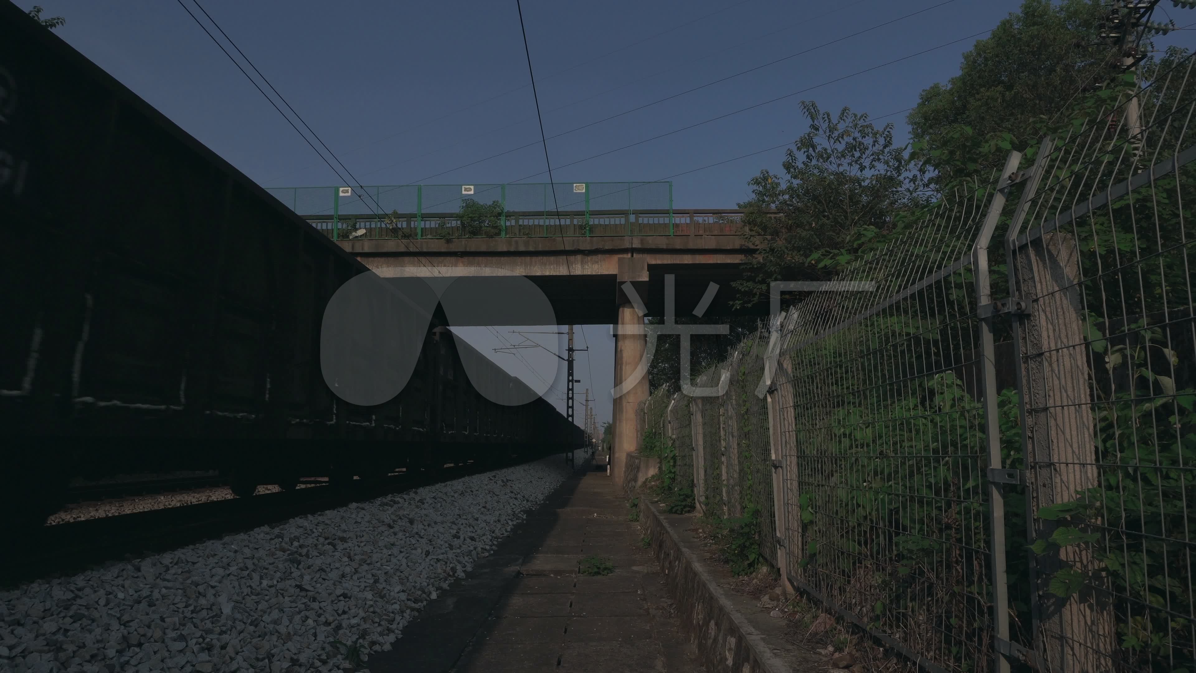 火车穿过桥洞4k_3840x2160_高清视频素材下载(编号:3872578)_实拍视频
