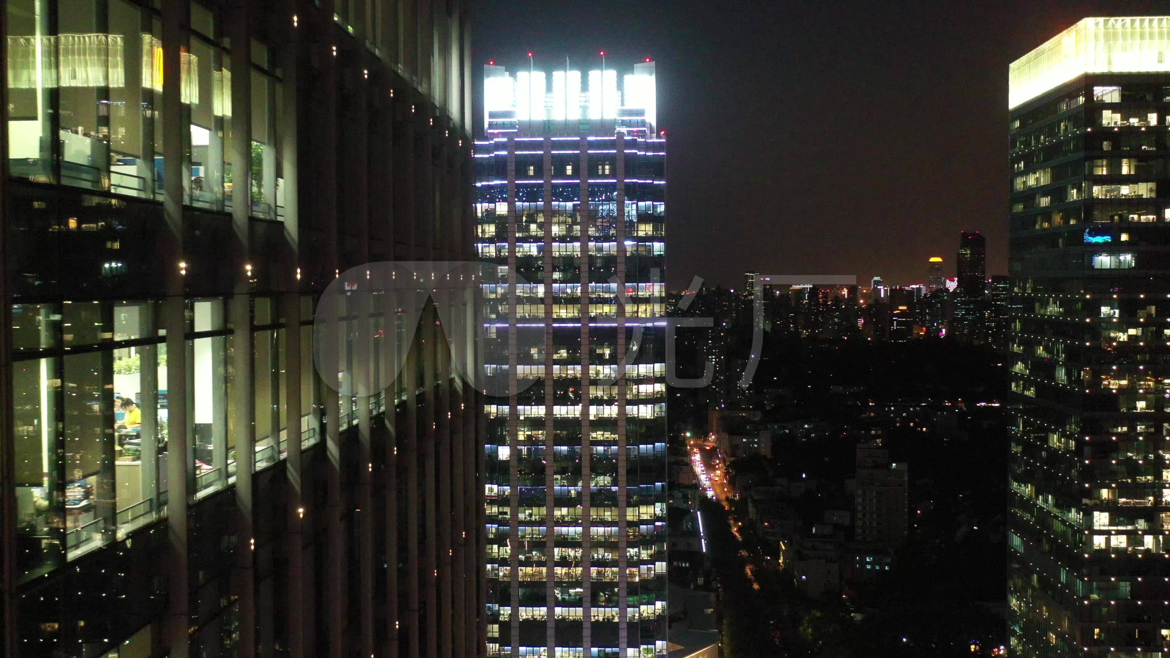 4k原素材-航拍上海夜晚写字楼加班的白领_3840x2160_高清视频素材下载