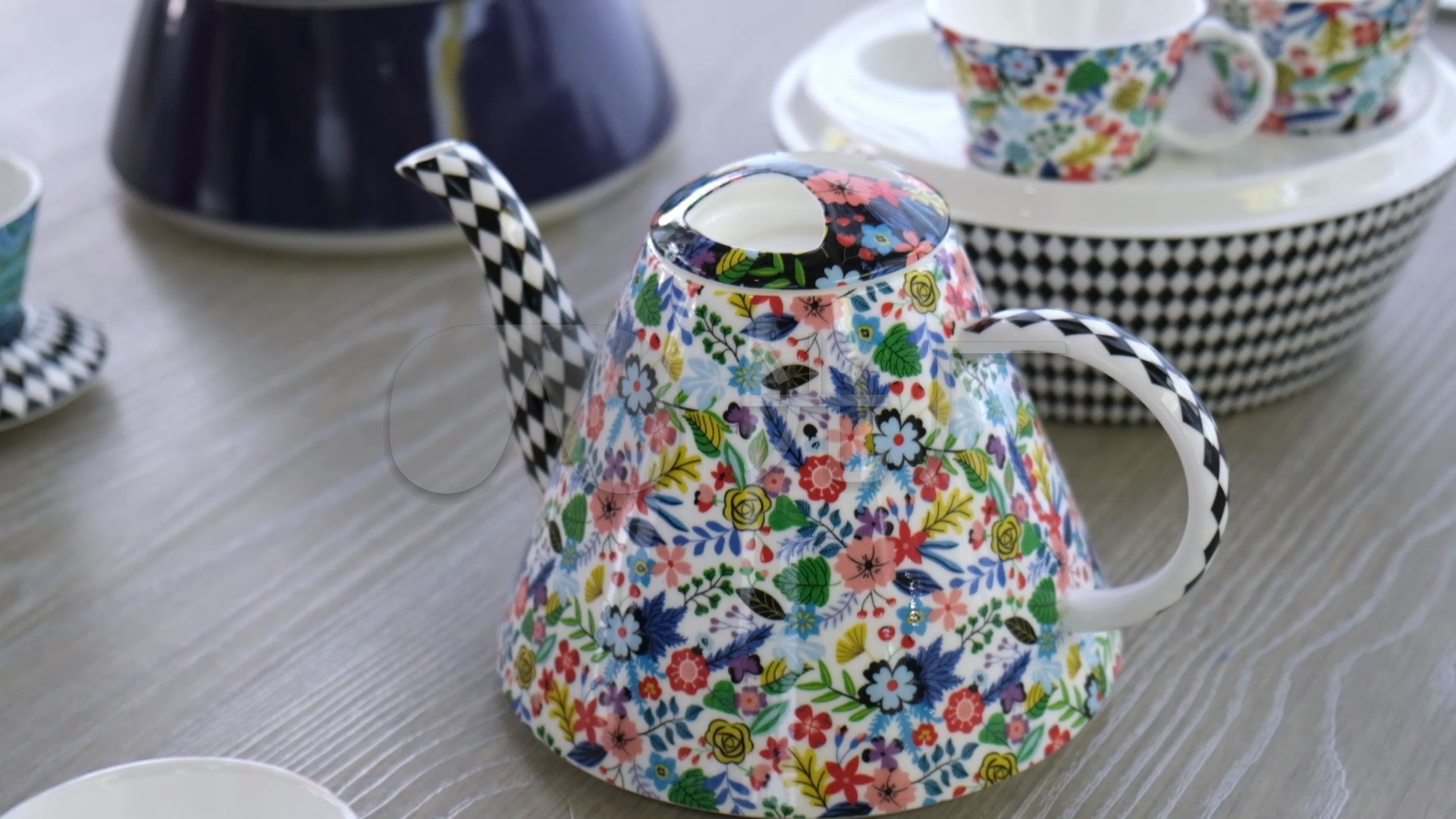 漂亮彩色纹饰的瓷器茶杯茶壶和杯具