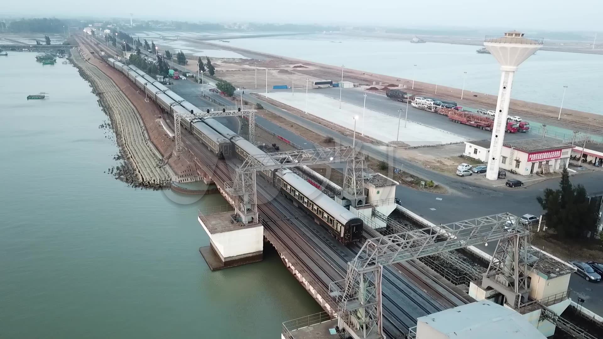电竞下注:中国又一条跨海铁路建在一个轮渡上，火车在中国接海。