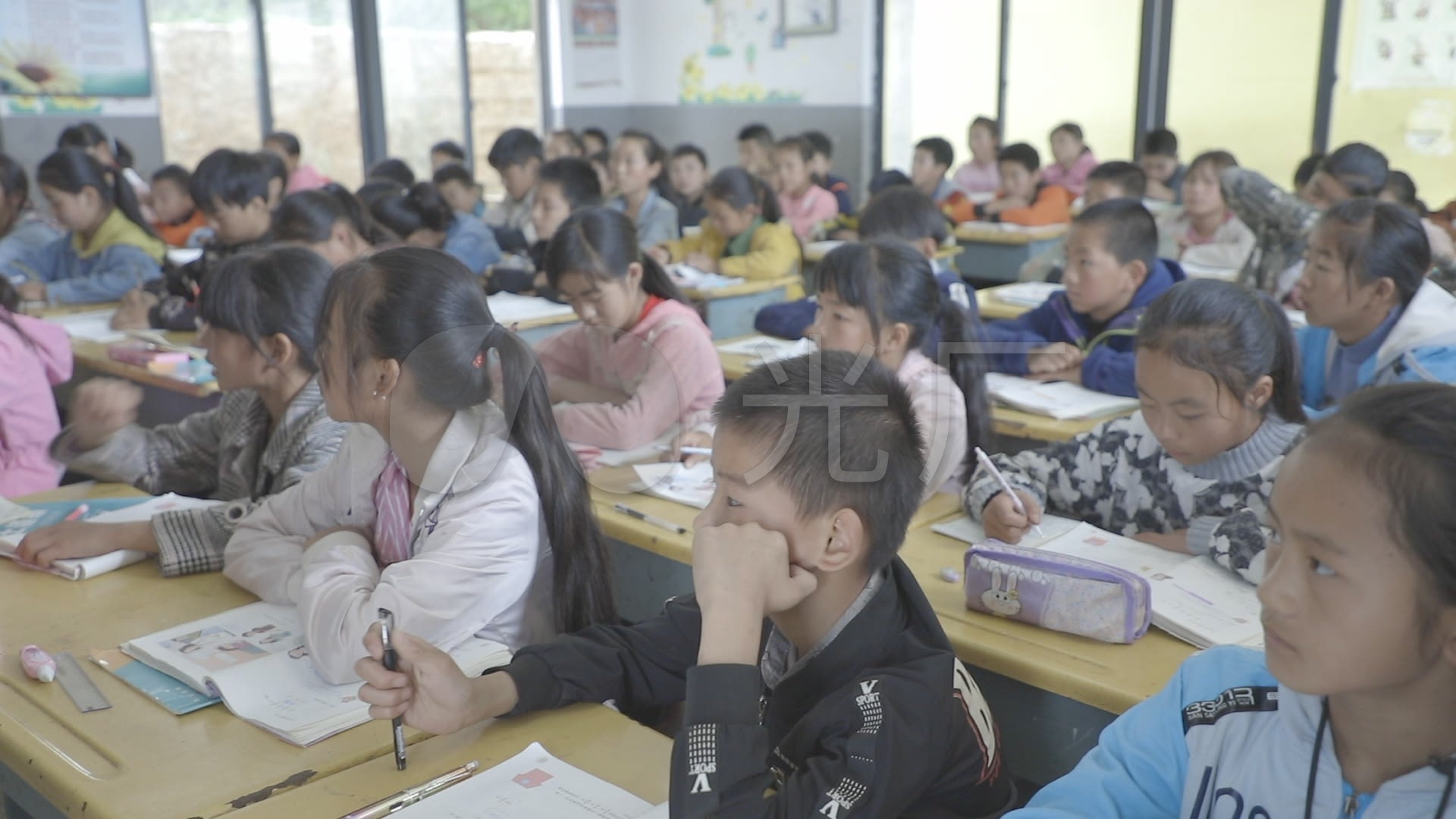 山区孩子上课认真听讲灰度拍摄