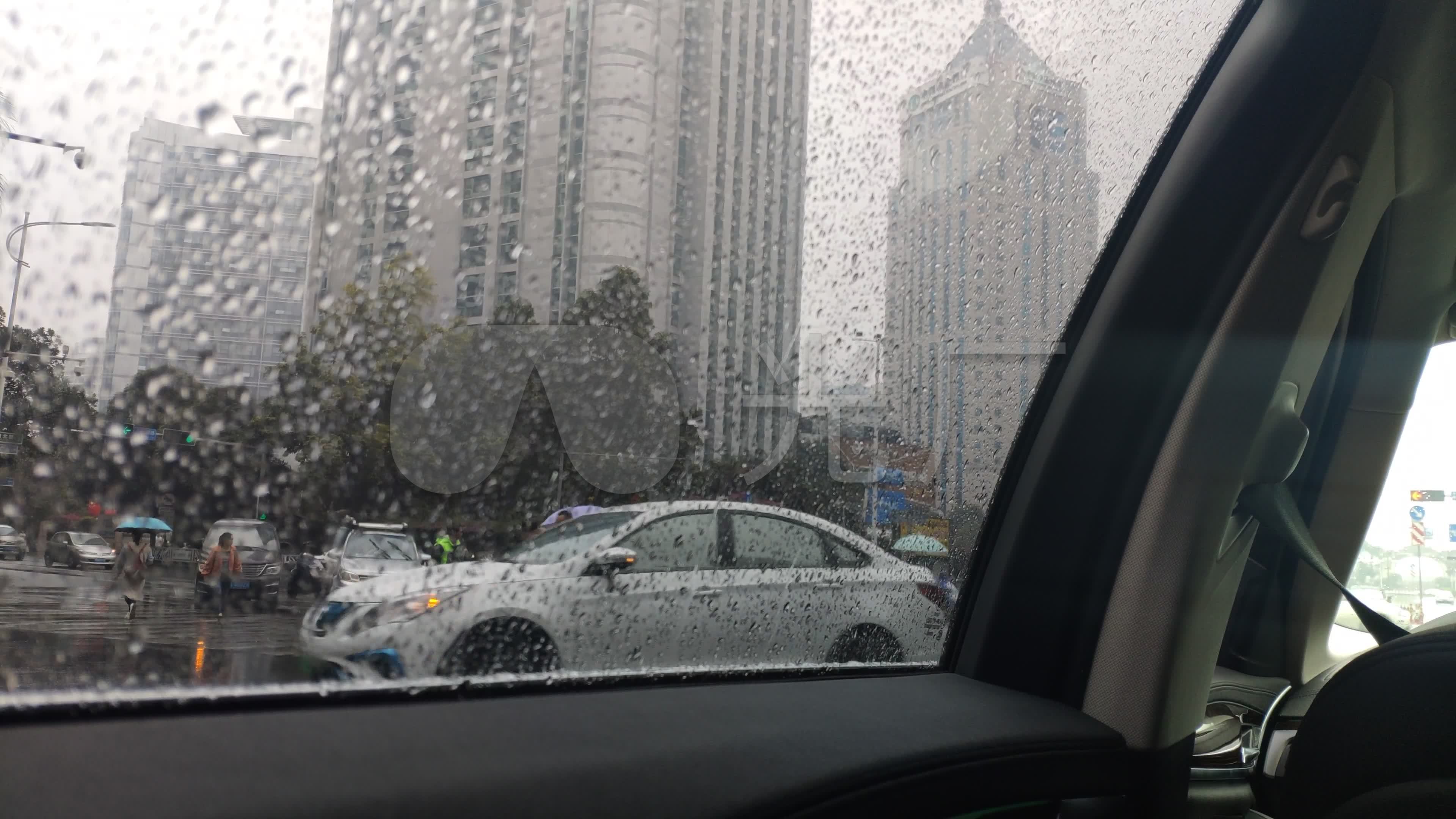 车窗外下雨车外下雨车内看城市下雨