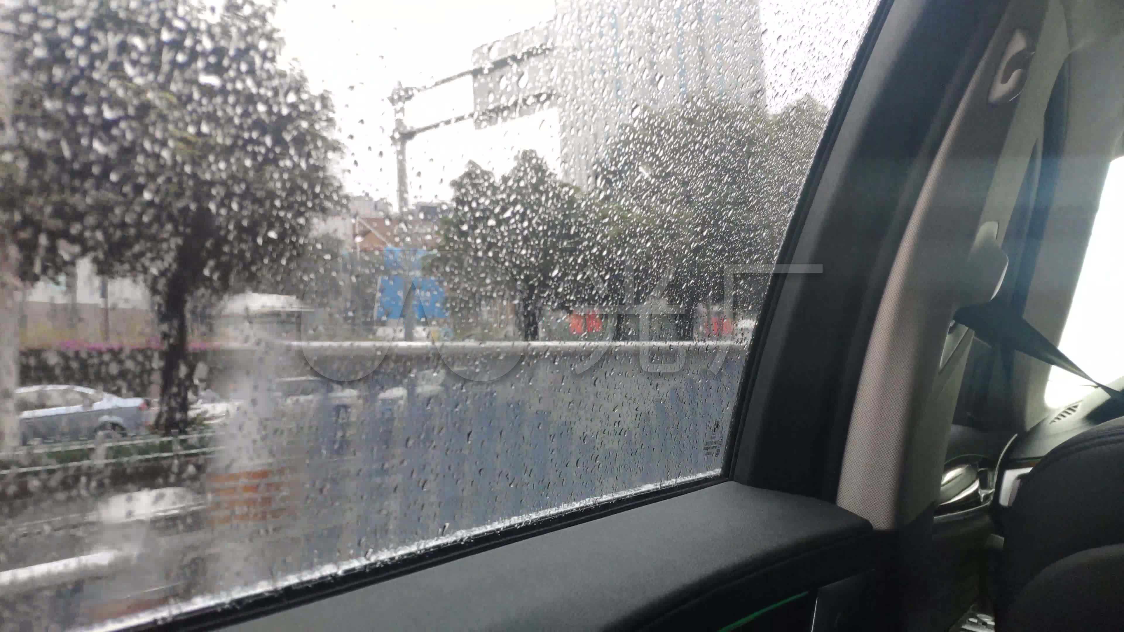 车窗外下雨车外下雨车内看城市下雨车道_3840x2160_高清视频素材下载