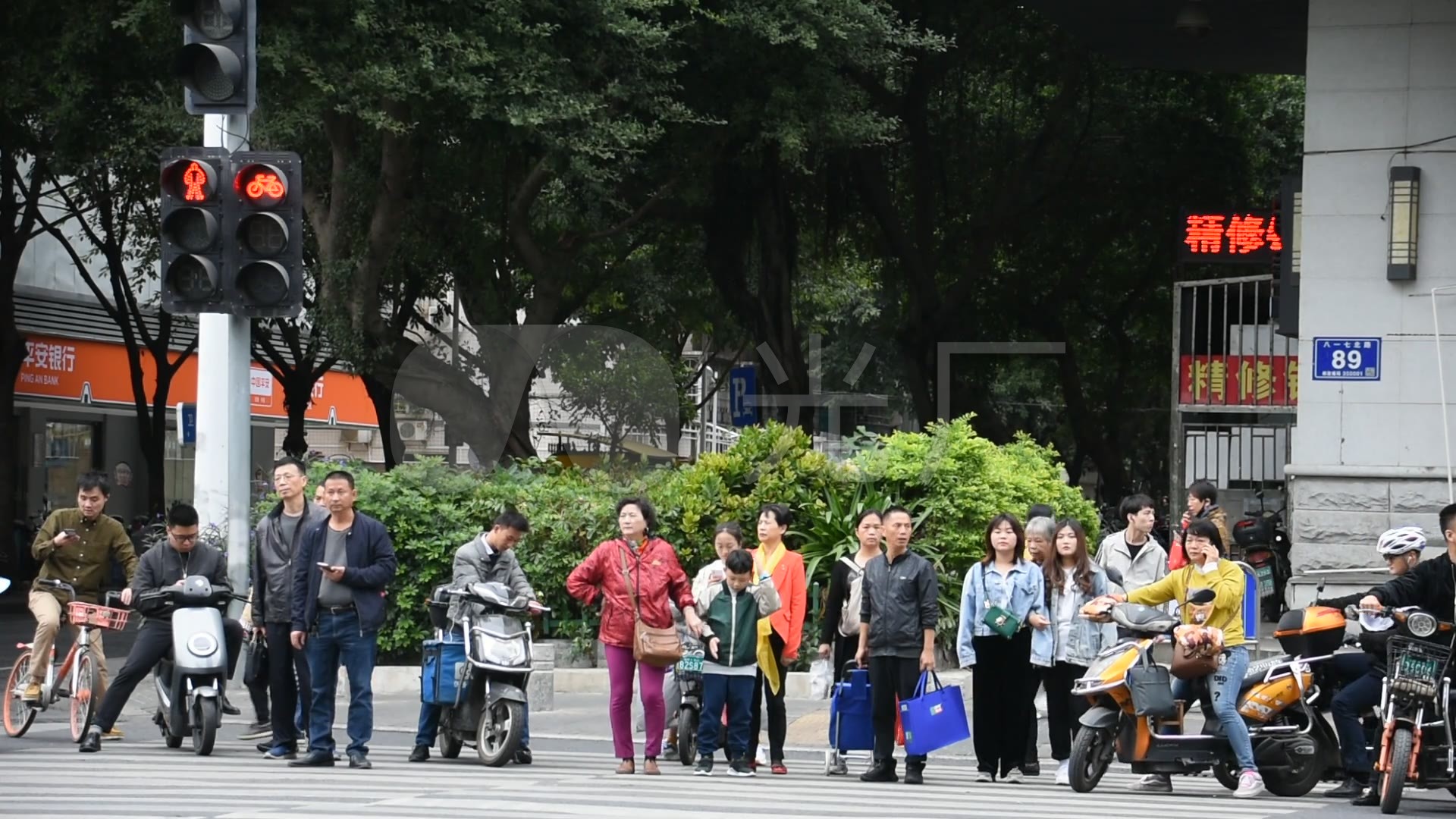 繁忙街道行人过马路