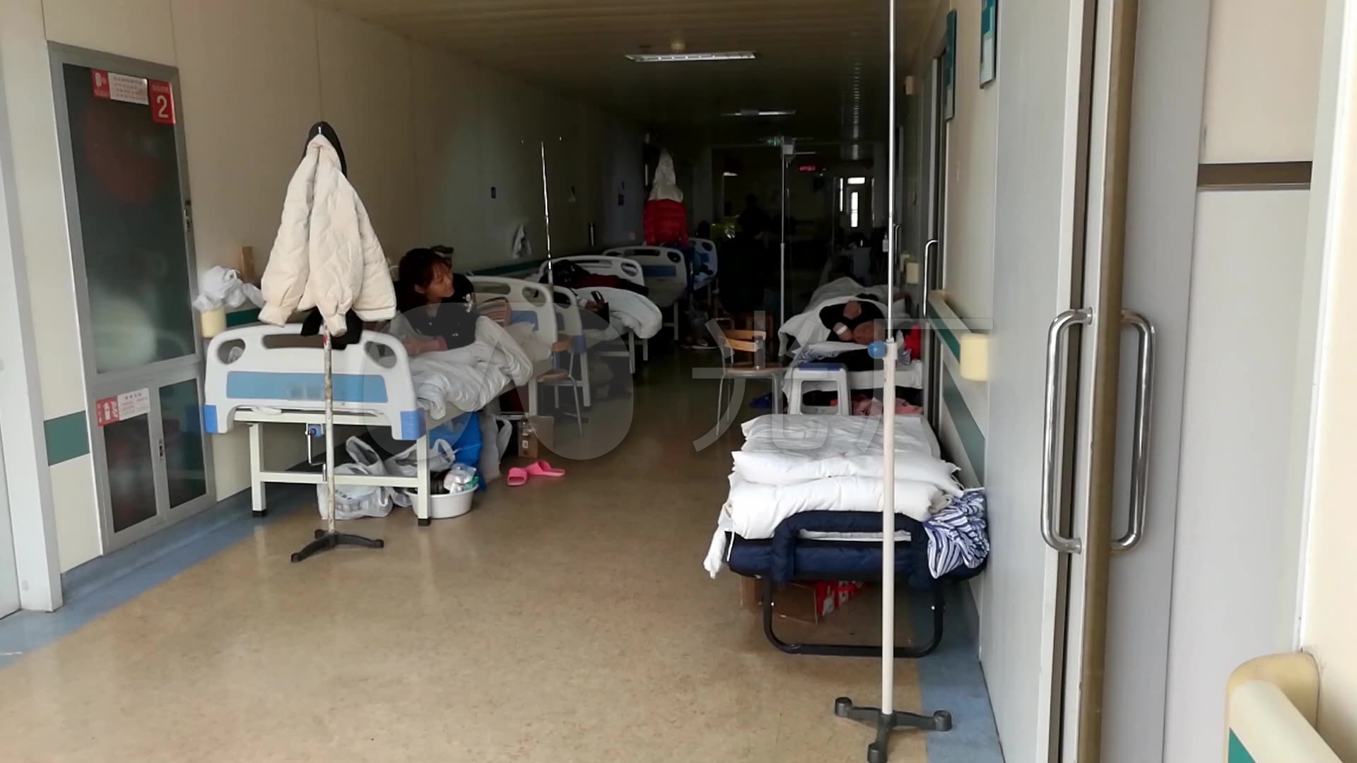医院楼道里的病床病人