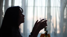 一个人喝酒