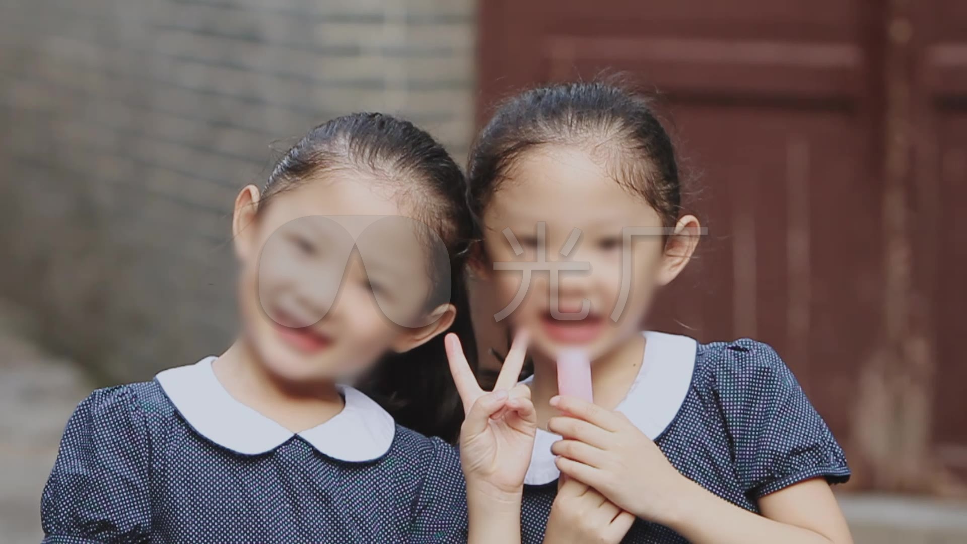一对可爱双胞胎小女孩03