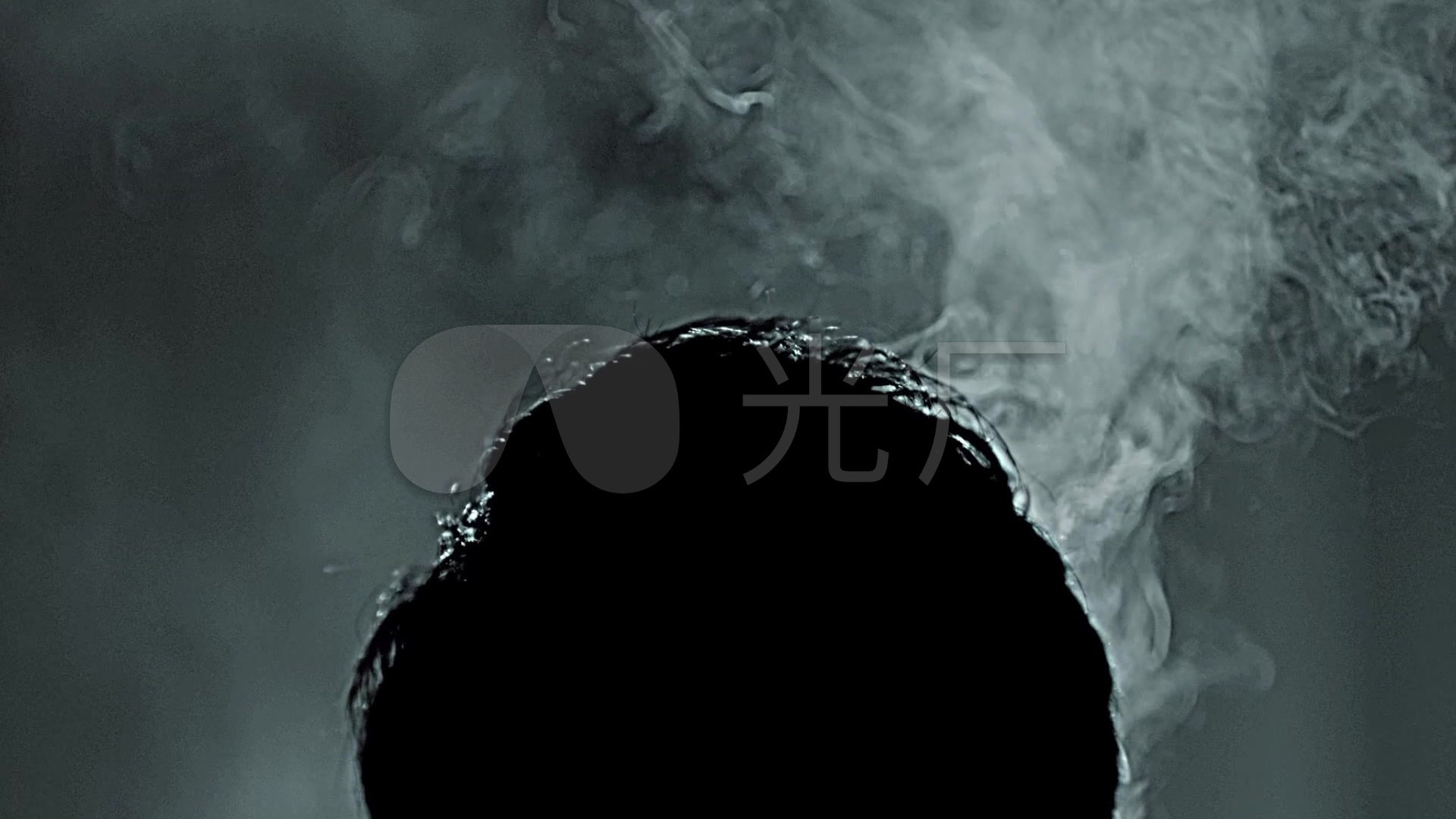 吸烟男人的背影特写吞云吐雾