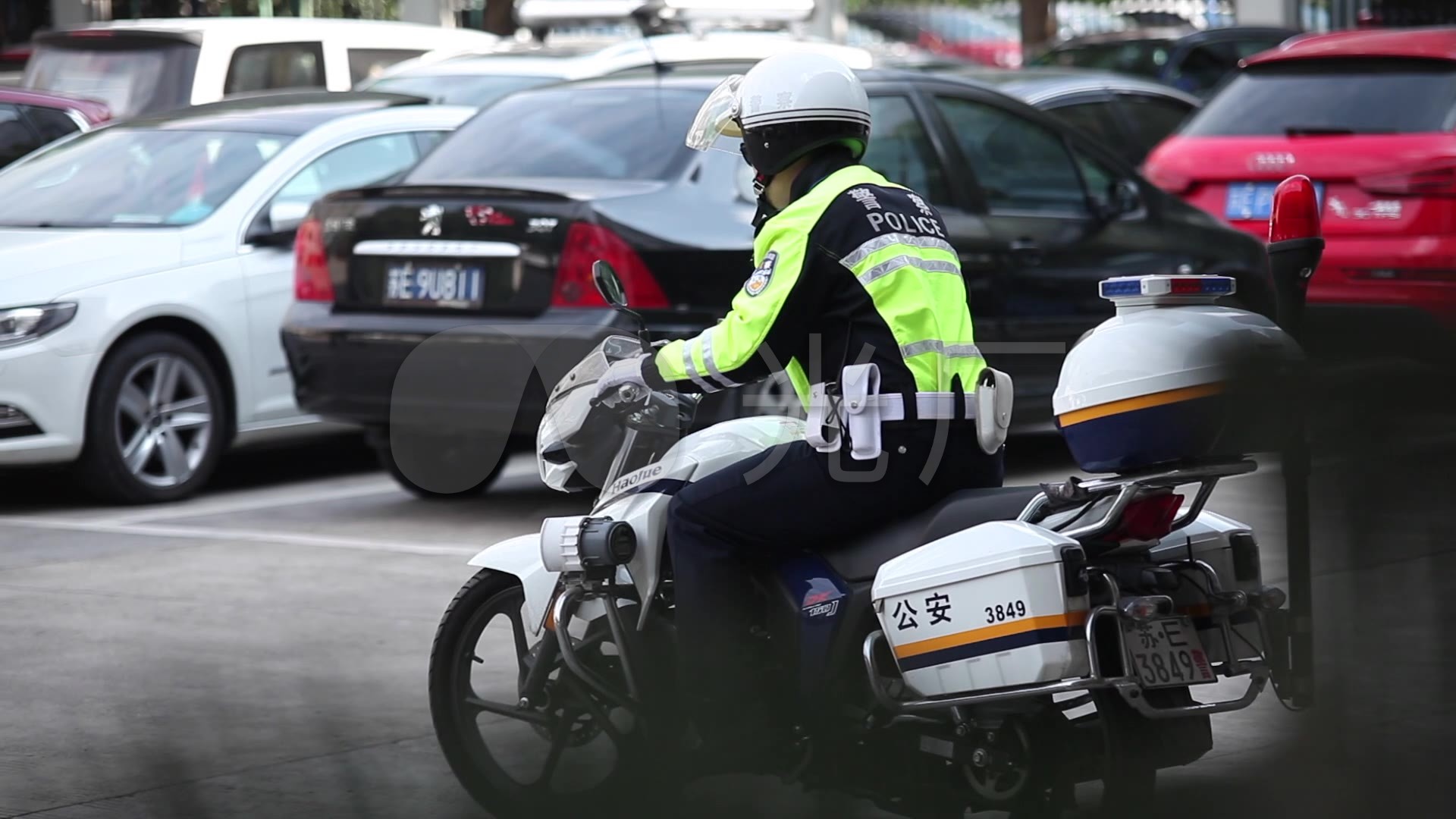 交警骑摩托车去现场