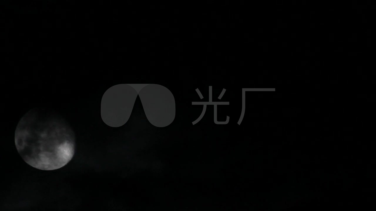 夜黑风高月亮在云层乌云中若隐若现恐怖氛围