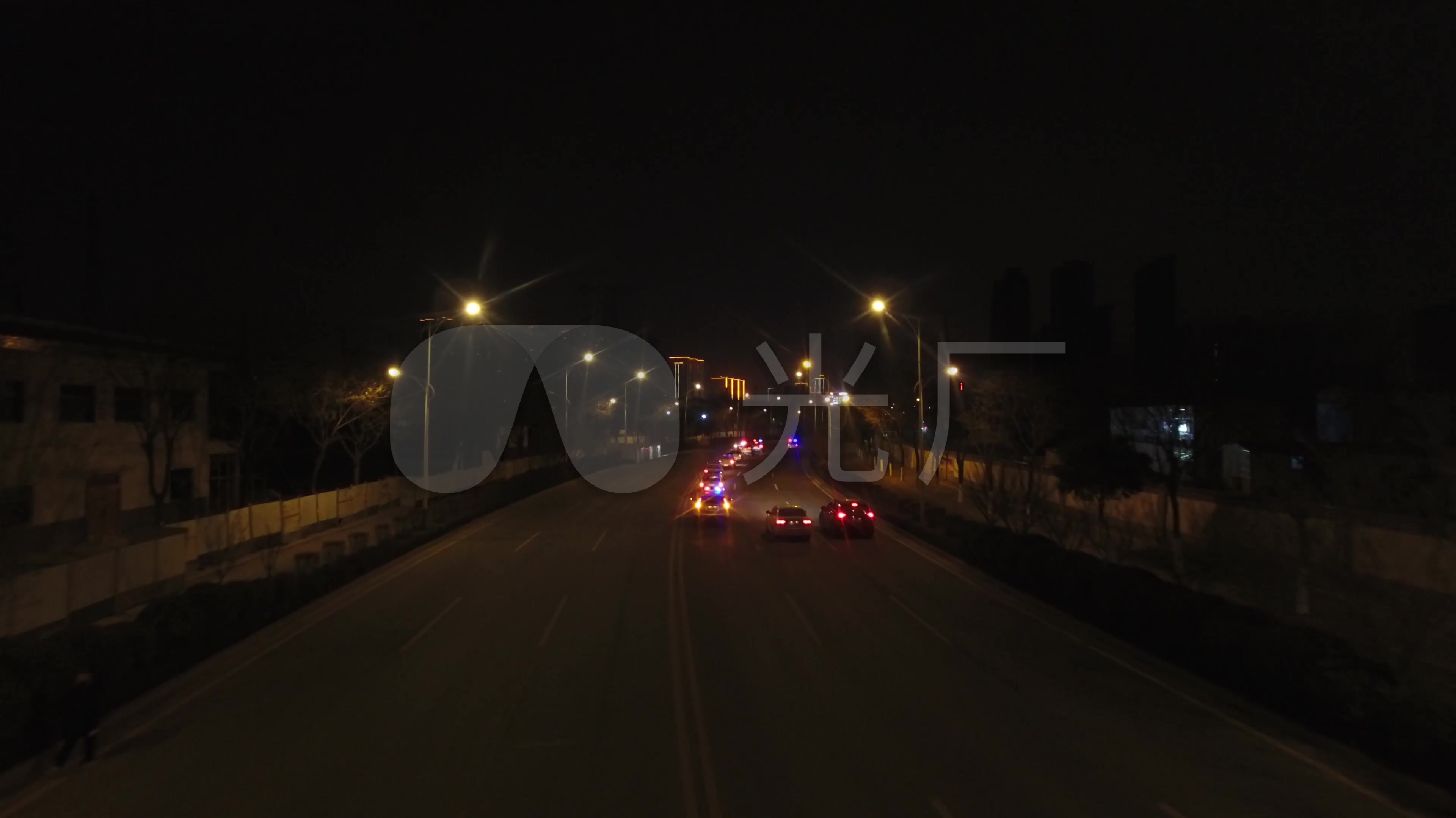 4k公安局警车夜间巡逻队航拍地面