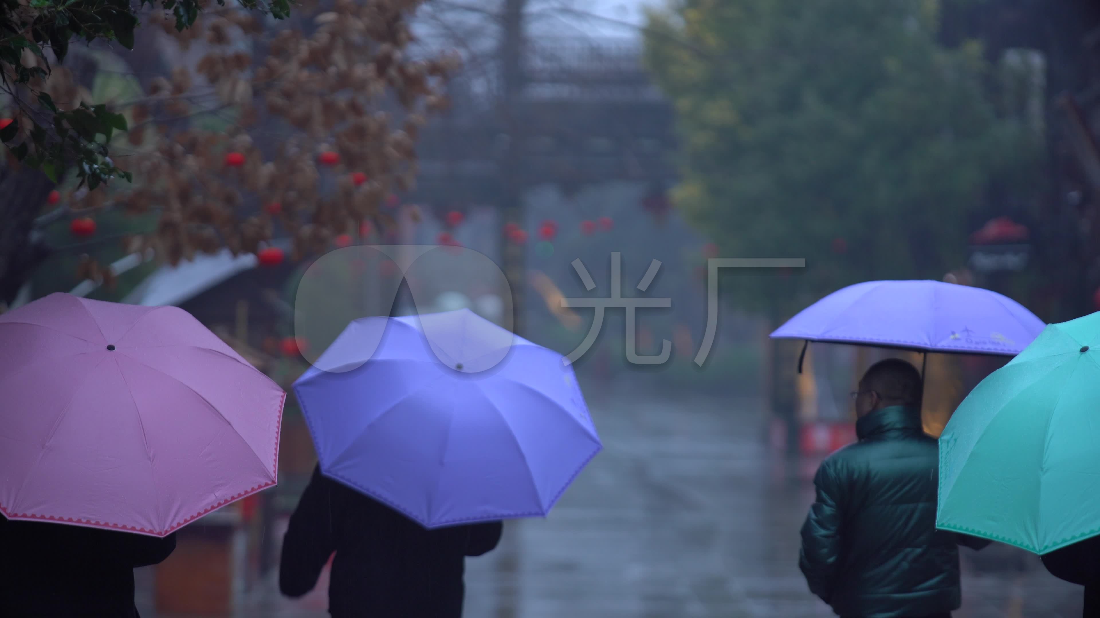 4k-原素材-雨中打伞行人_3840x2160_高清视频素材下载