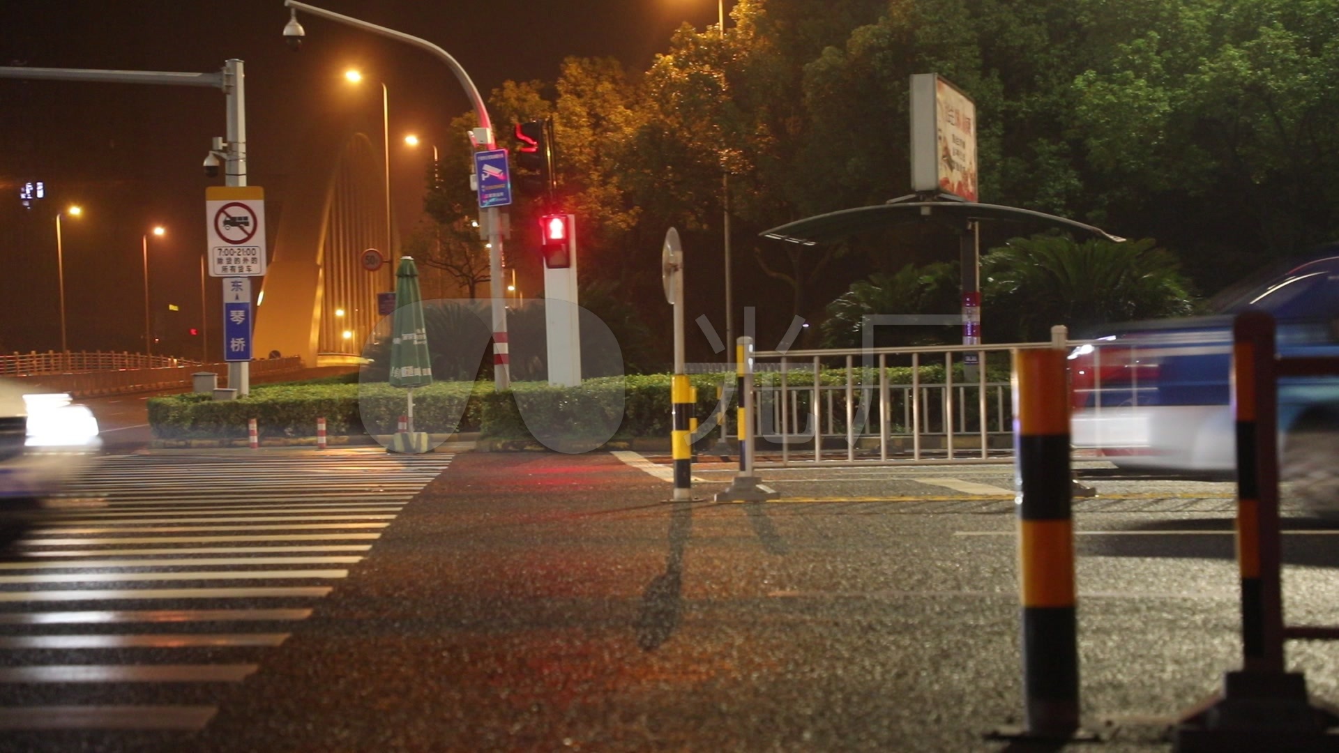 夜晚城市十字路口车流空镜_1920x1080_高清视频素材