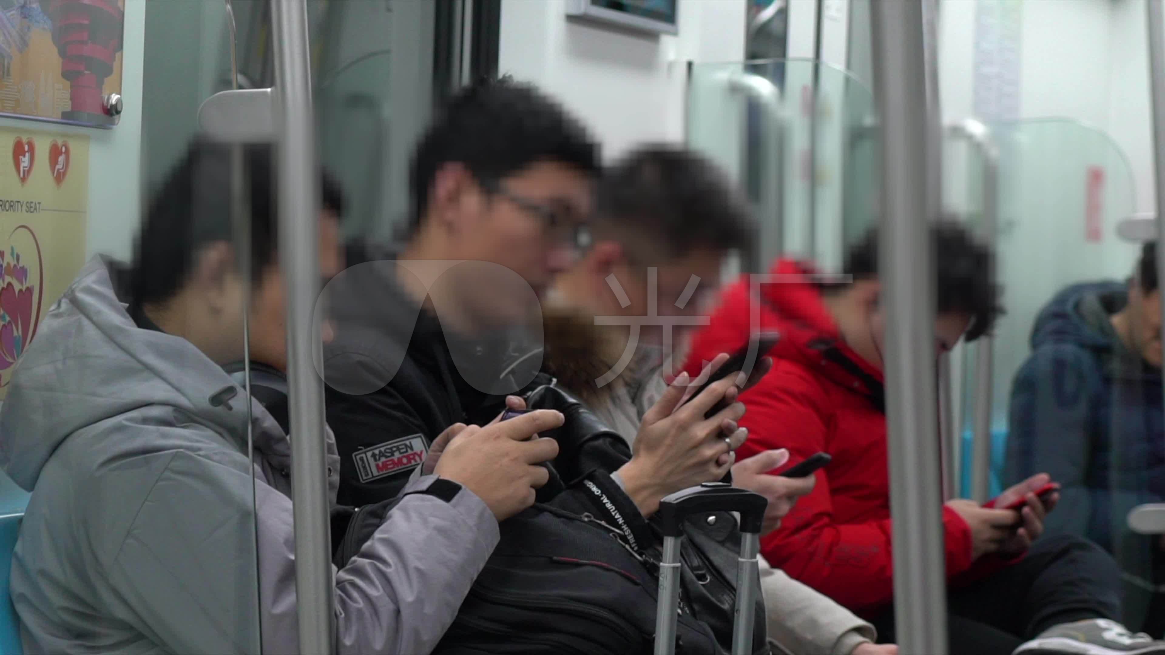 4k地铁里玩手机的低头族-手机党