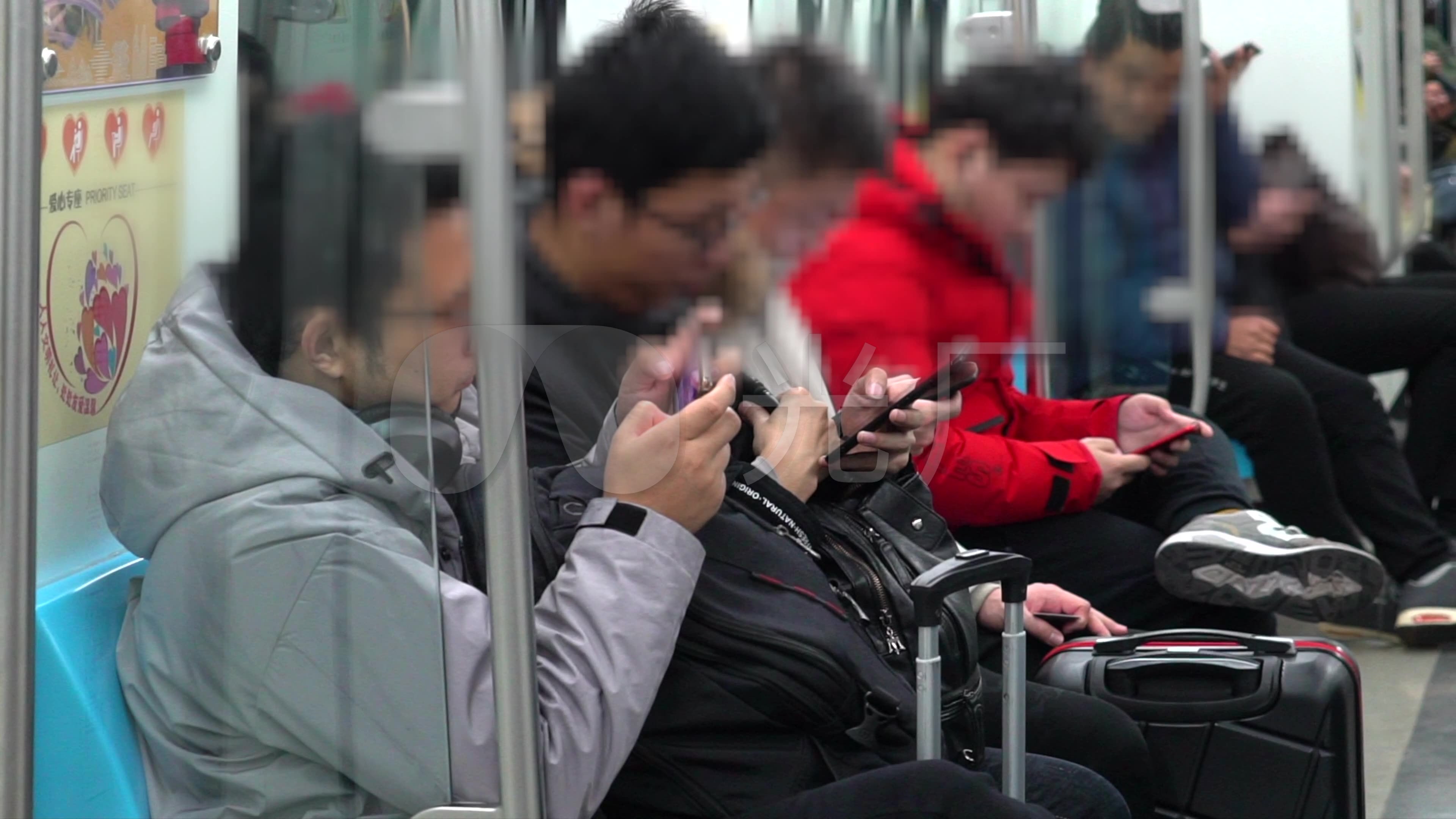 4k地铁里玩手机的低头族-手机党