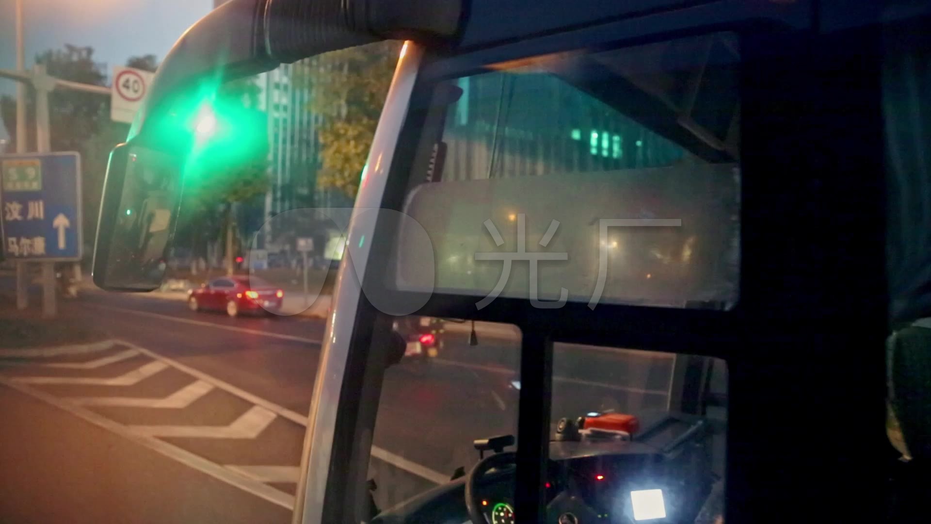 坐中巴车第一视角旅游观光480