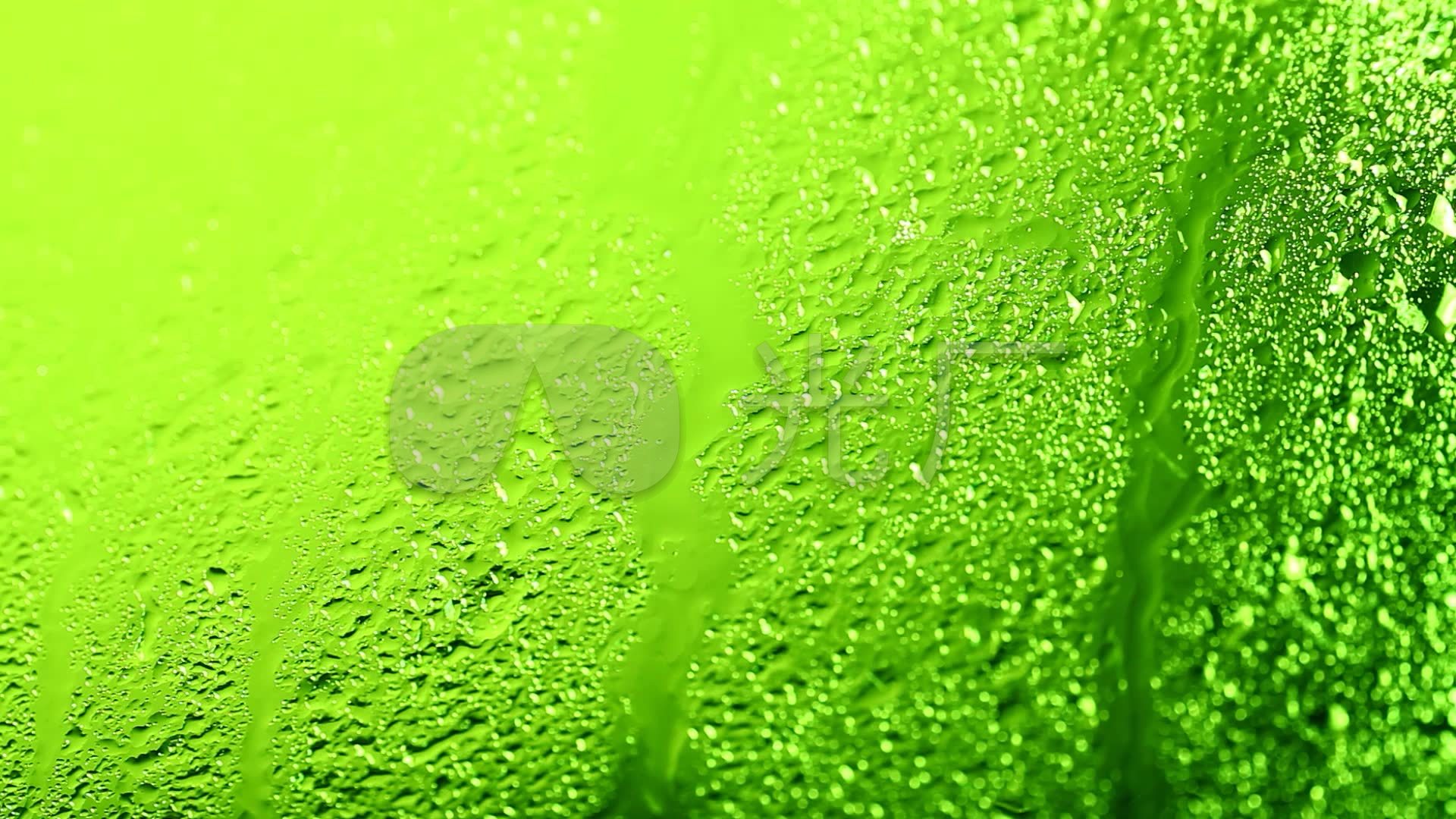 绿色灯光玻璃窗户雨水水雾朦胧模糊水珠滑落