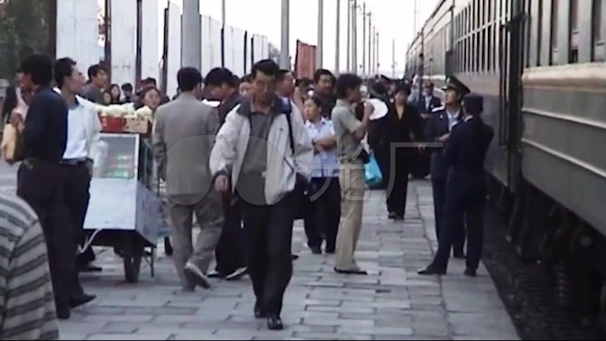 70年代乘火车火车车站铁路客运旅行