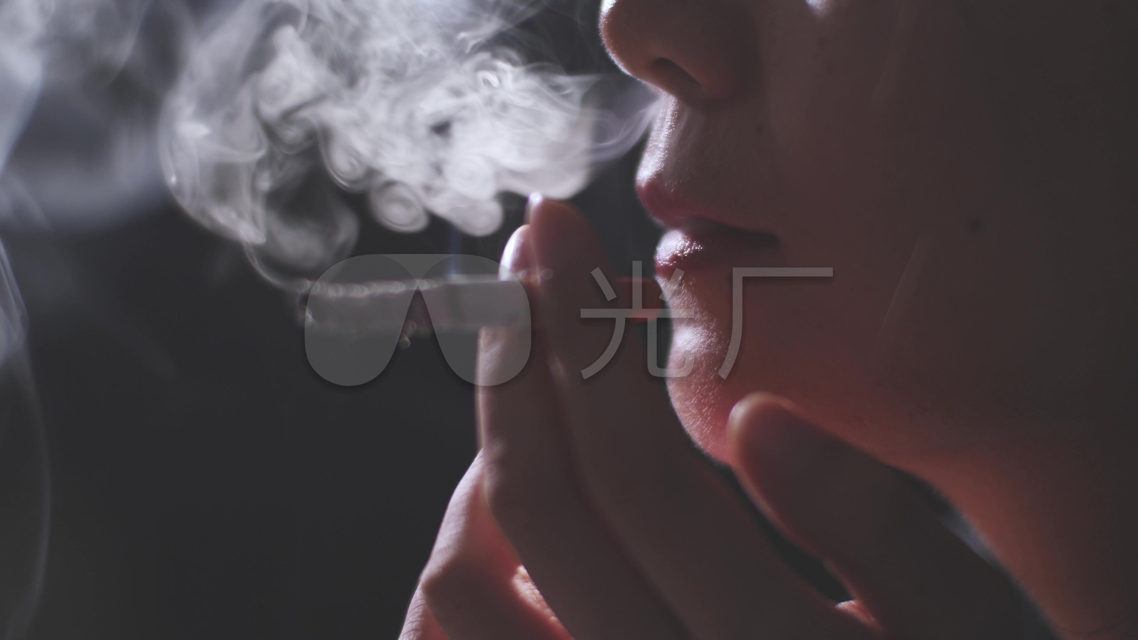 焦虑伤感失恋女人抽烟4k素材2_3840x2160_高清视频(:)