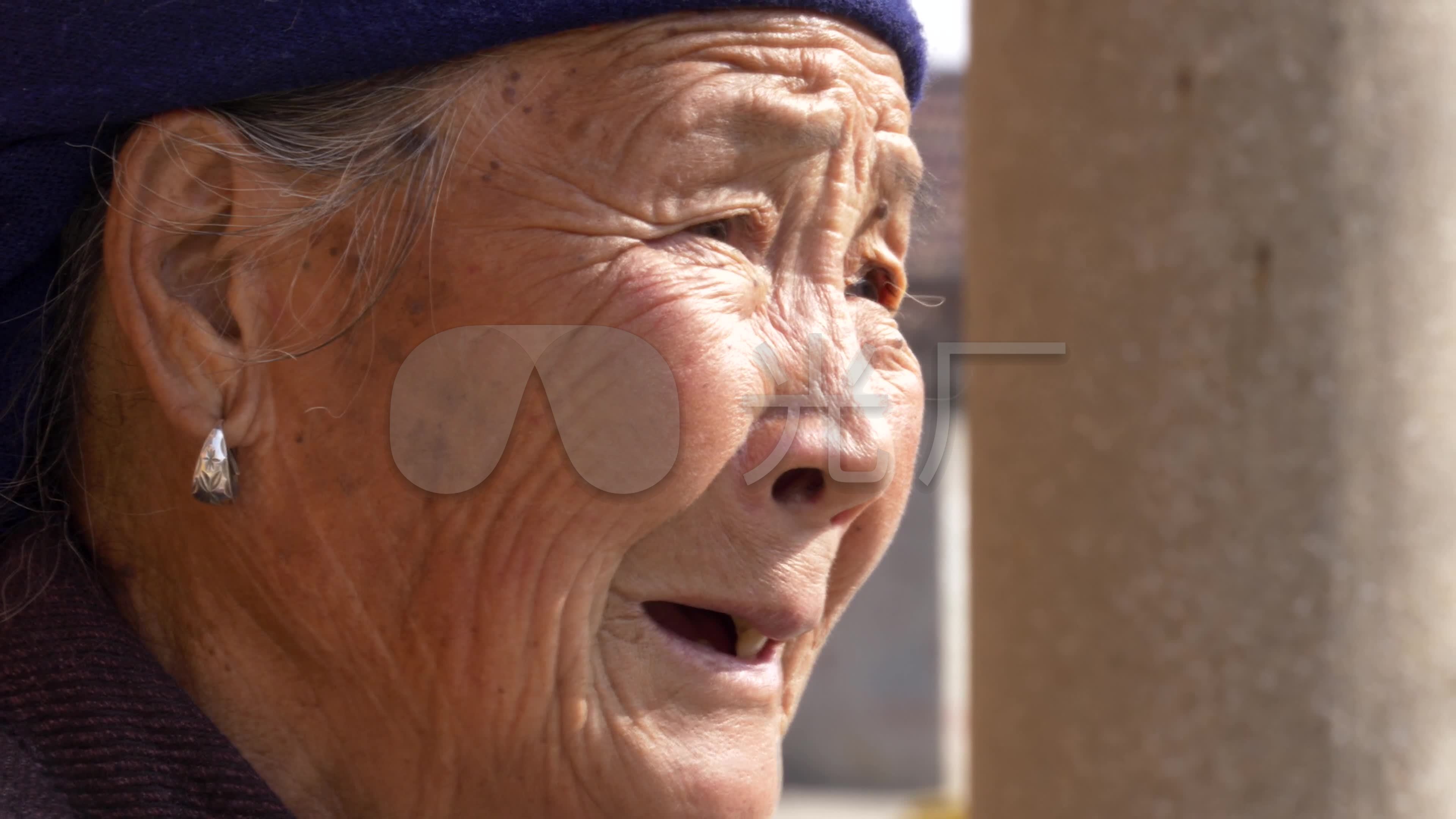 农村老人坐在路口慈祥的老奶奶_3840x2160_高清视频素材下载(编号