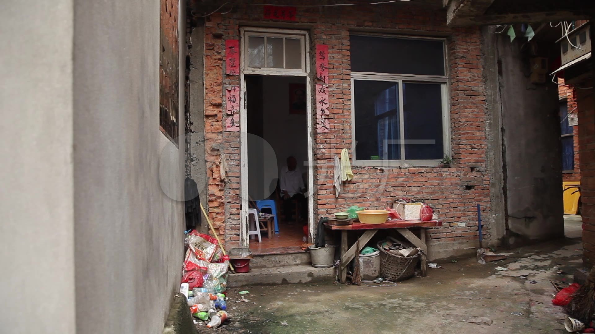 破旧的农村自建房屋