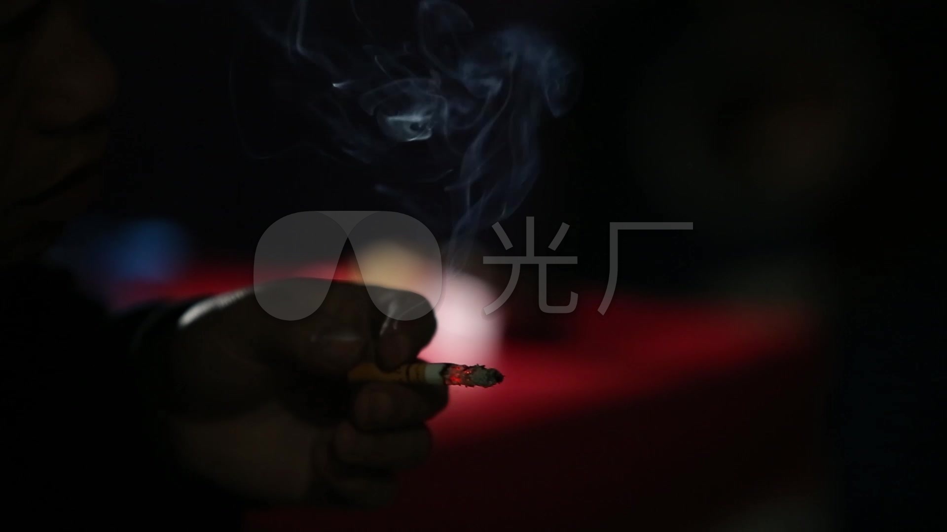 男人抽烟吐烟寂寞的烟特写_1920x1080_高清视频素材