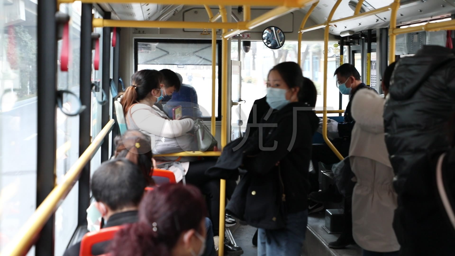 疫情期间公交车戴口罩得人们