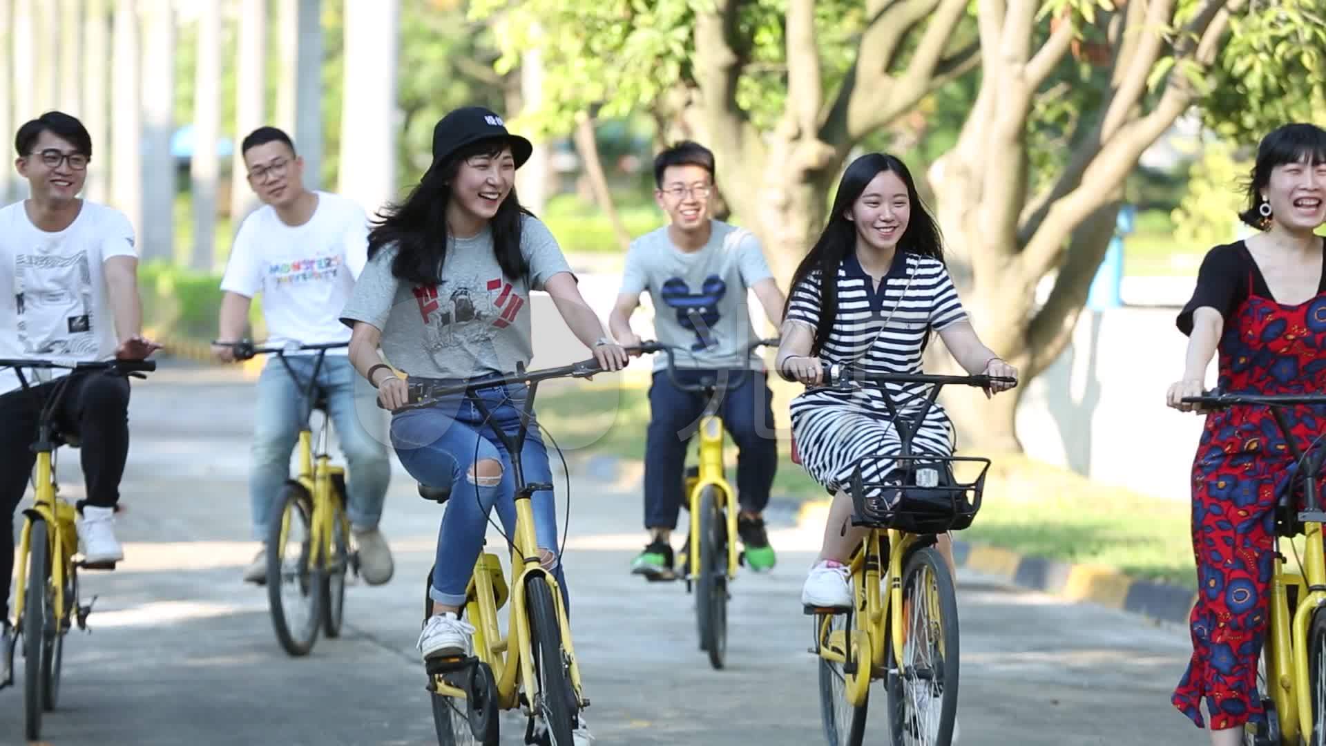 大学生青春活力浪漫骑自行车