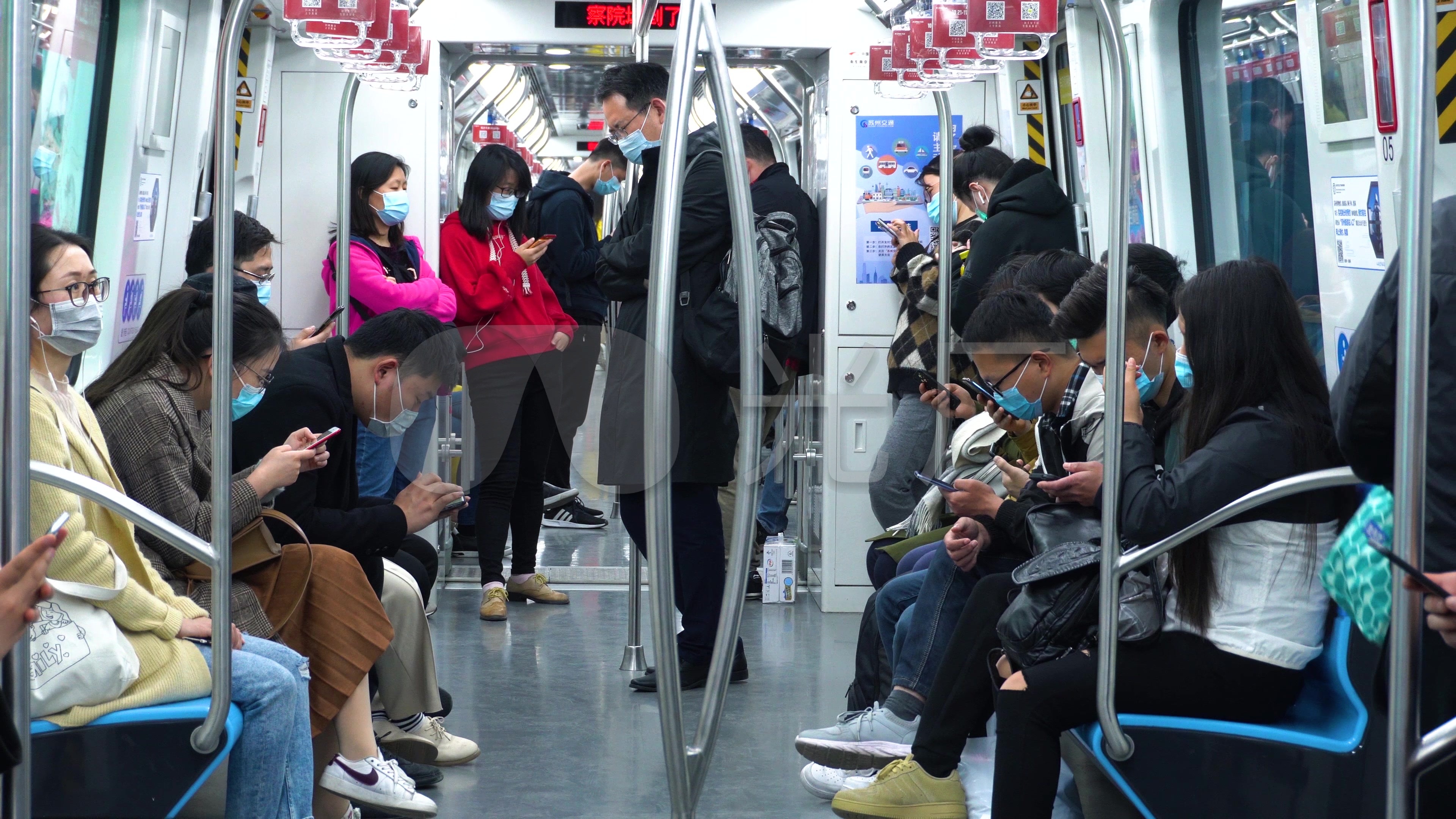 坐地铁玩手机人群