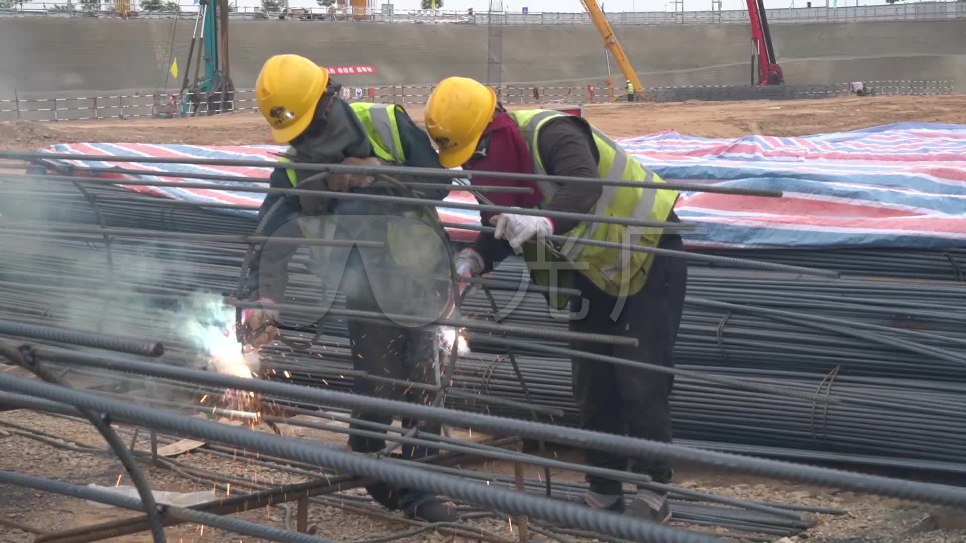 农民工建筑工地施工电焊绑钢筋挖掘机现场