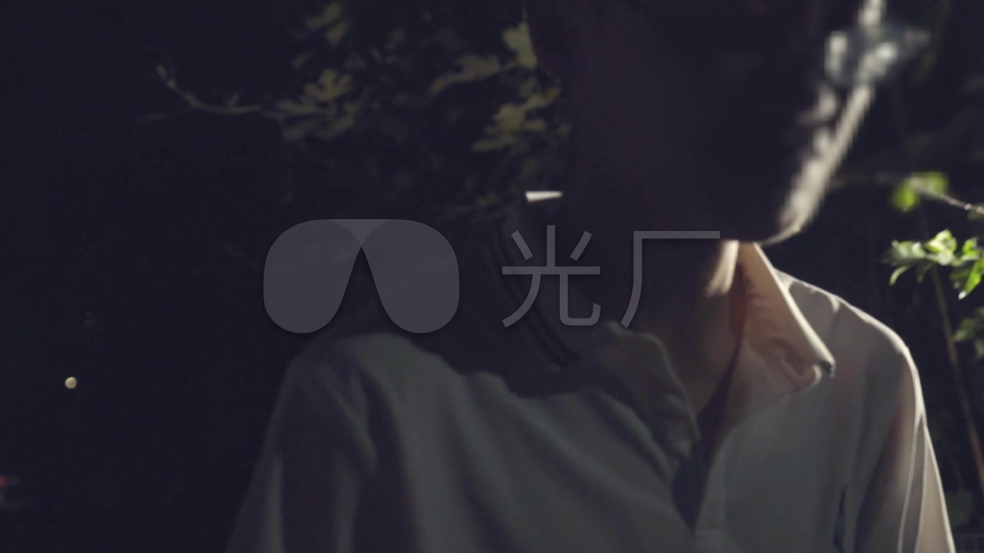 夜晚独自一人-伤心哭泣流浪的少年_视频素材包下载(:)