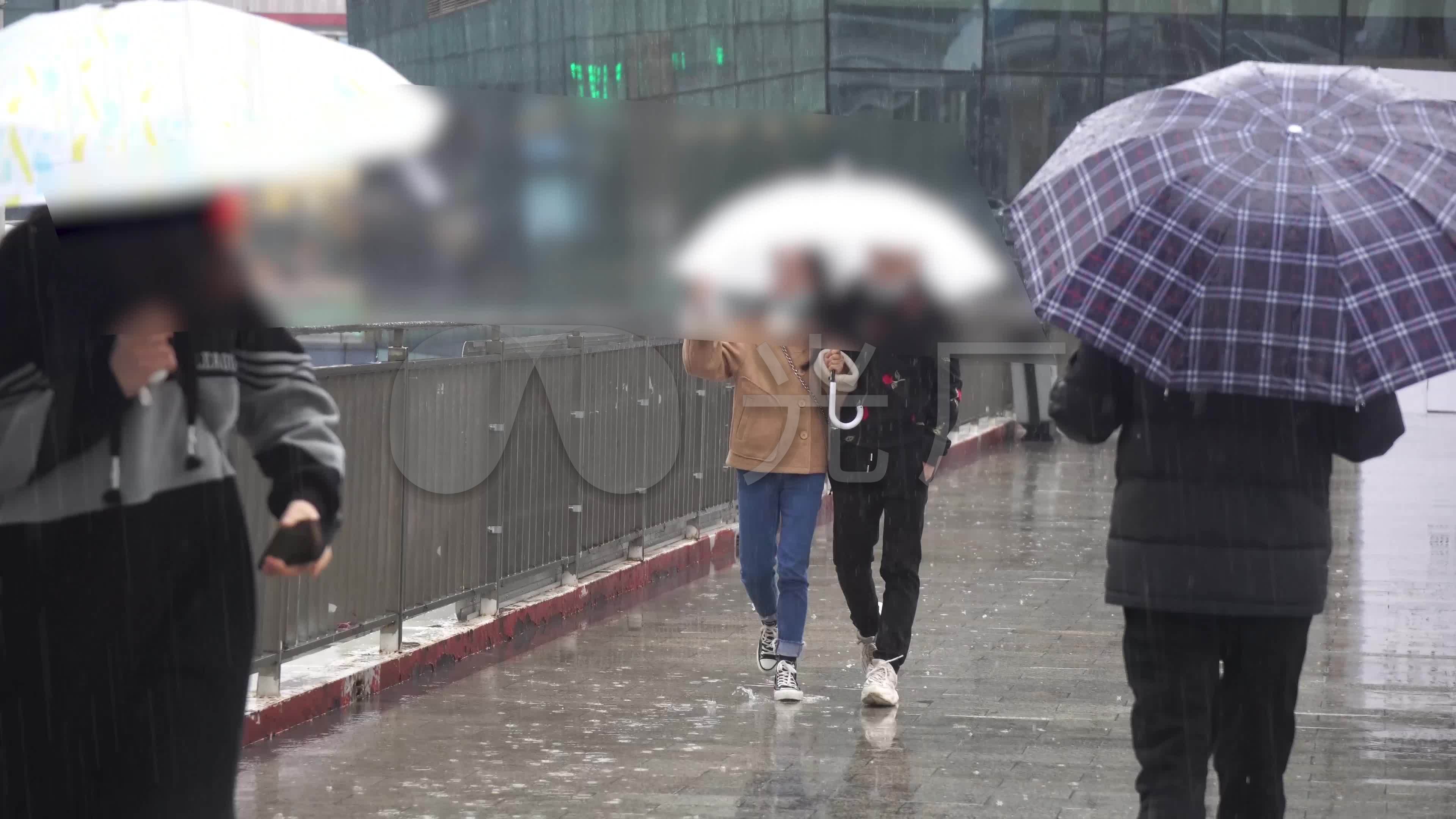 4k实拍下雨天,行人打伞匆忙的脚步街景_视频素材包(:)