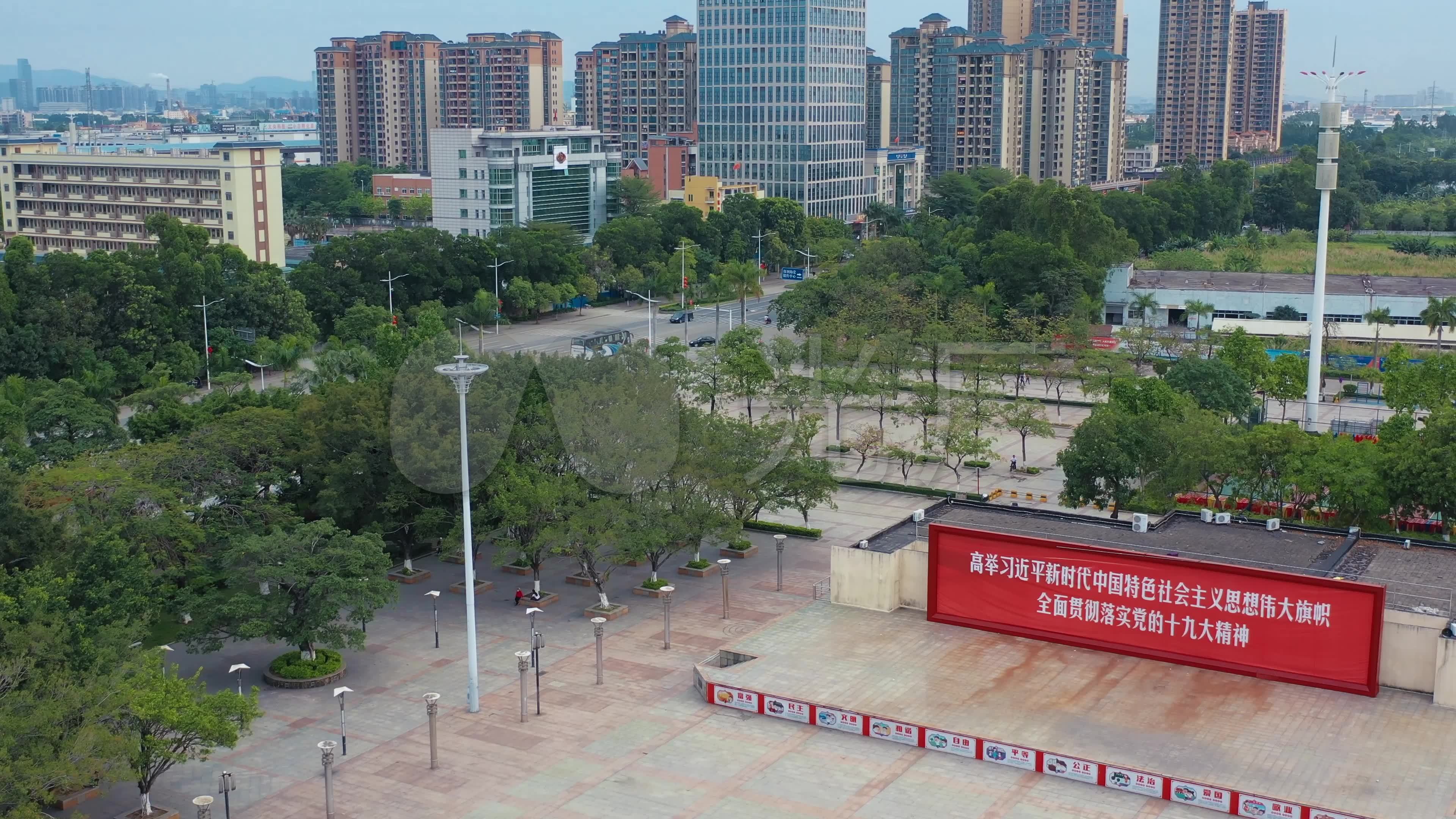 4k航怕,东莞市洪梅镇中心广场和红标语