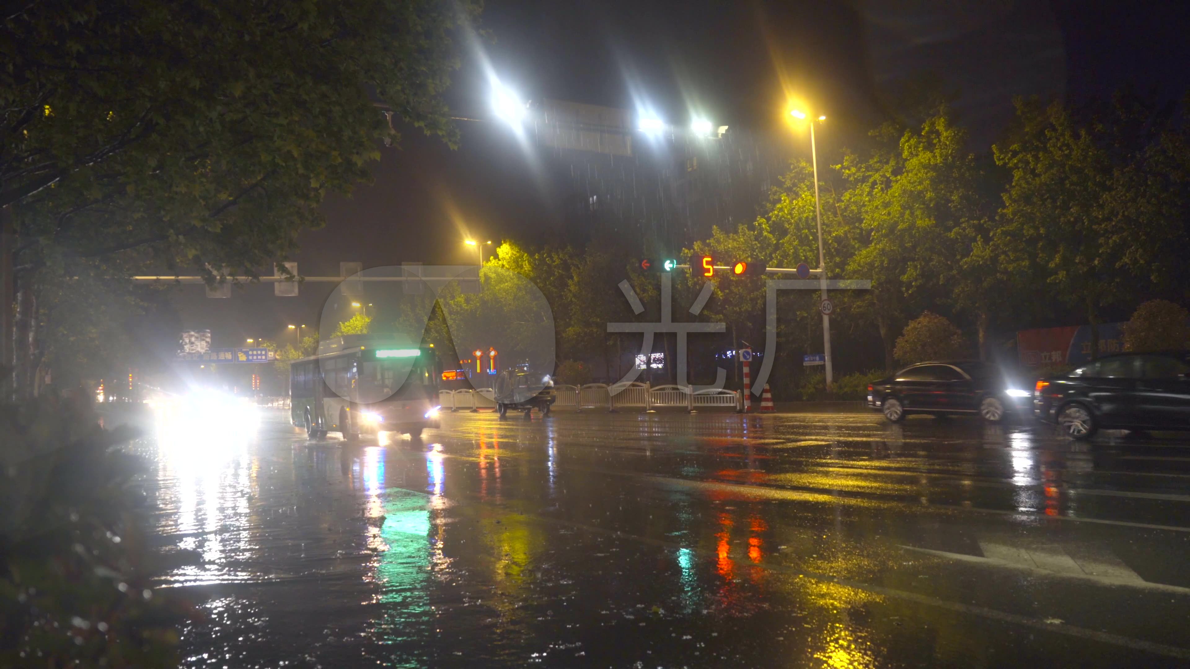 4k雨夜城市街道-夜晚下雨了_3840x2160_高清视频素材