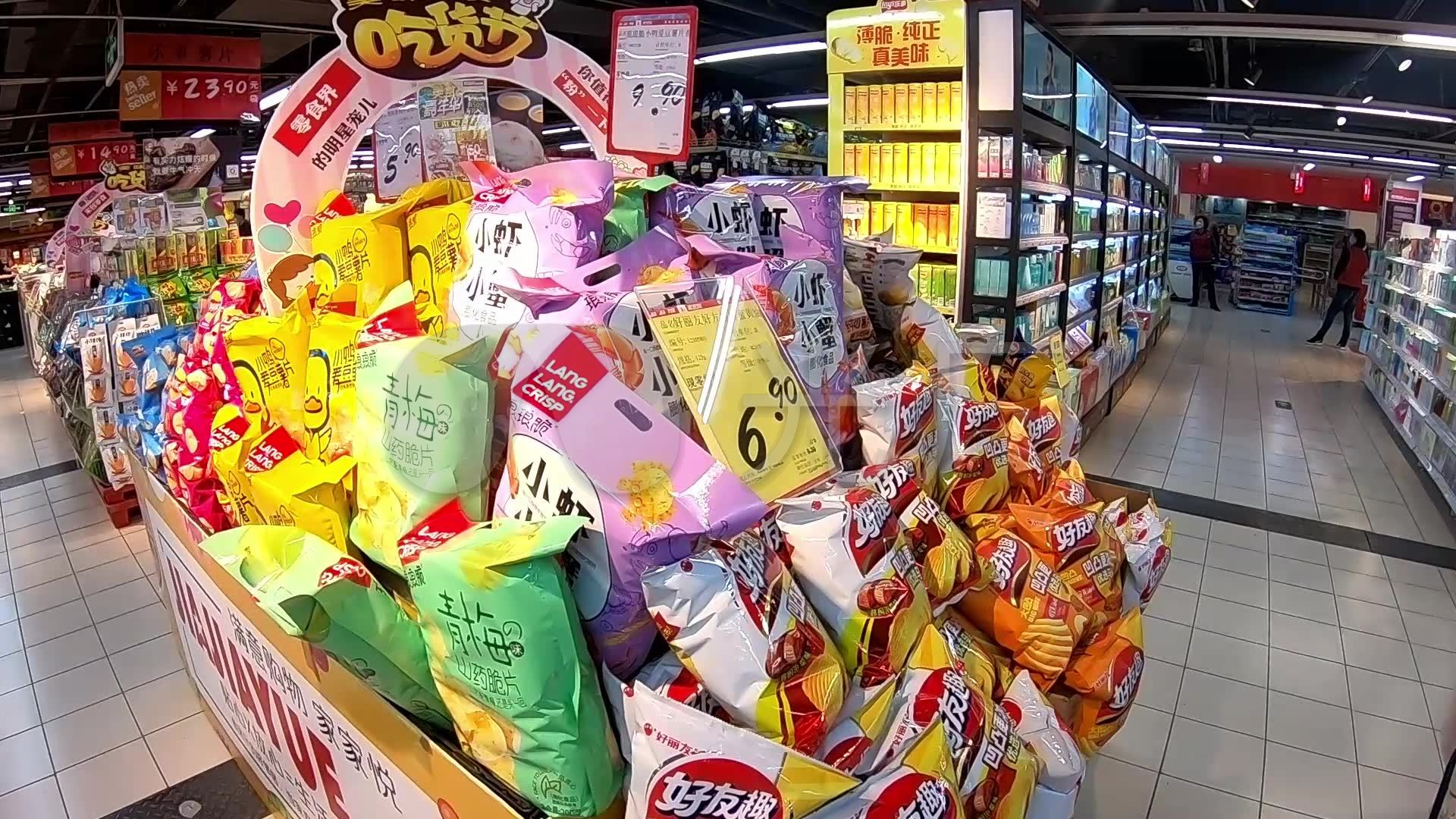超市内膨化食品薯片瓜子零食区域