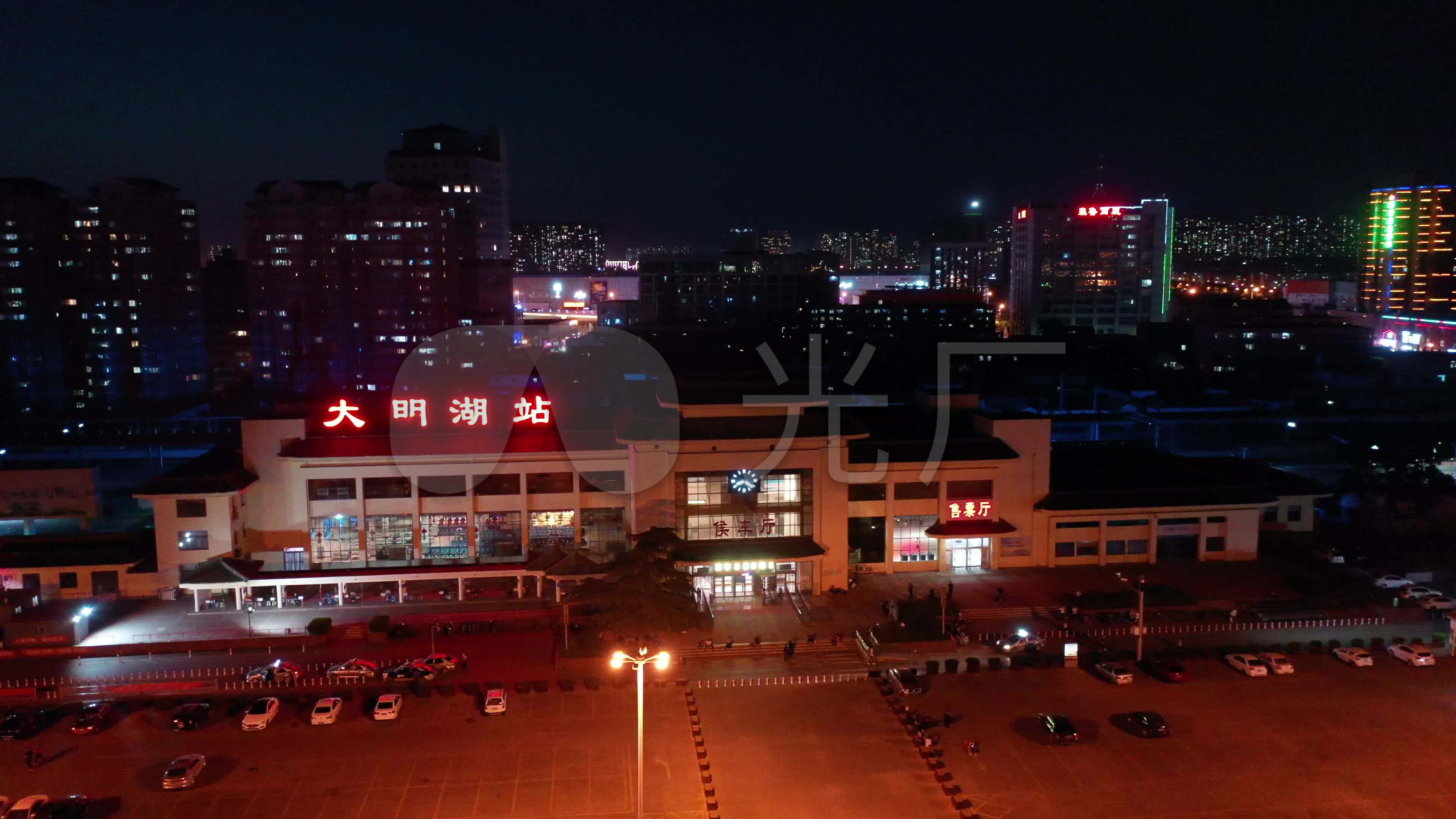 航拍济南火车站大明湖站夜景_3840x2160_高清视频素材