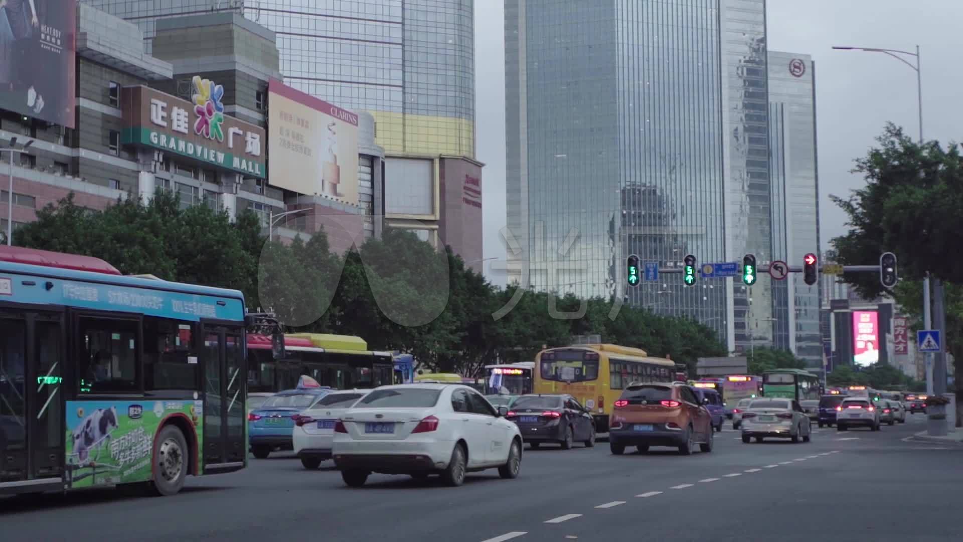 城市路口斑马线人流车流