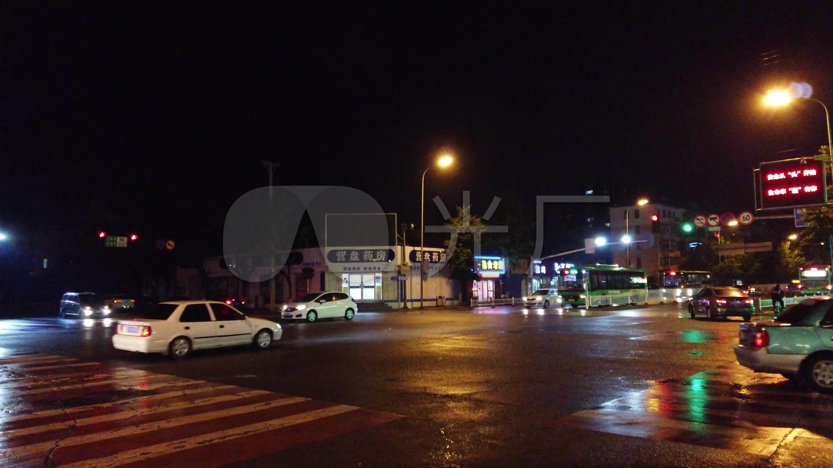 雨后夜晚十字路口_2720x1530_高清视频素材下载(编号
